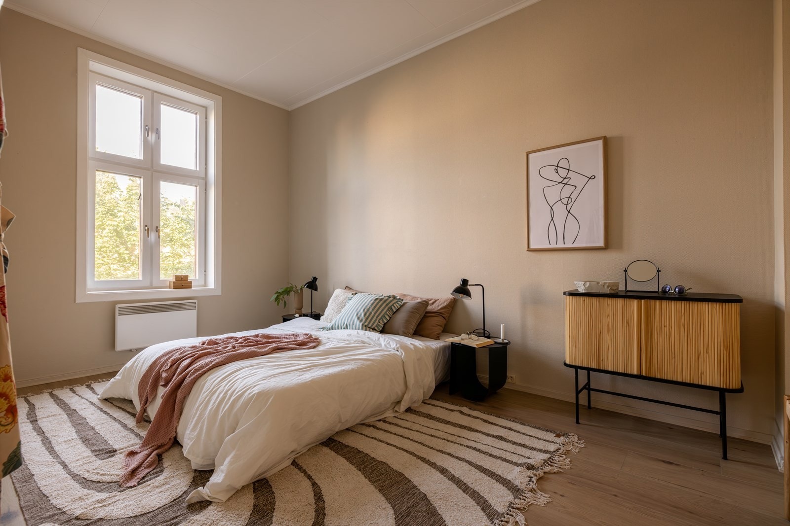 Hovedsoverommet er svært romslig, med god plass til dobbeltseng og nattbord. Galleribilde