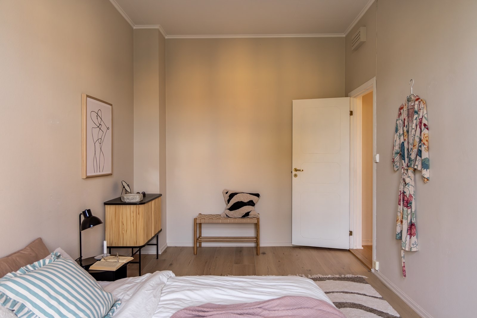 Her har du også god plass til garderobeløsninger. Galleribilde