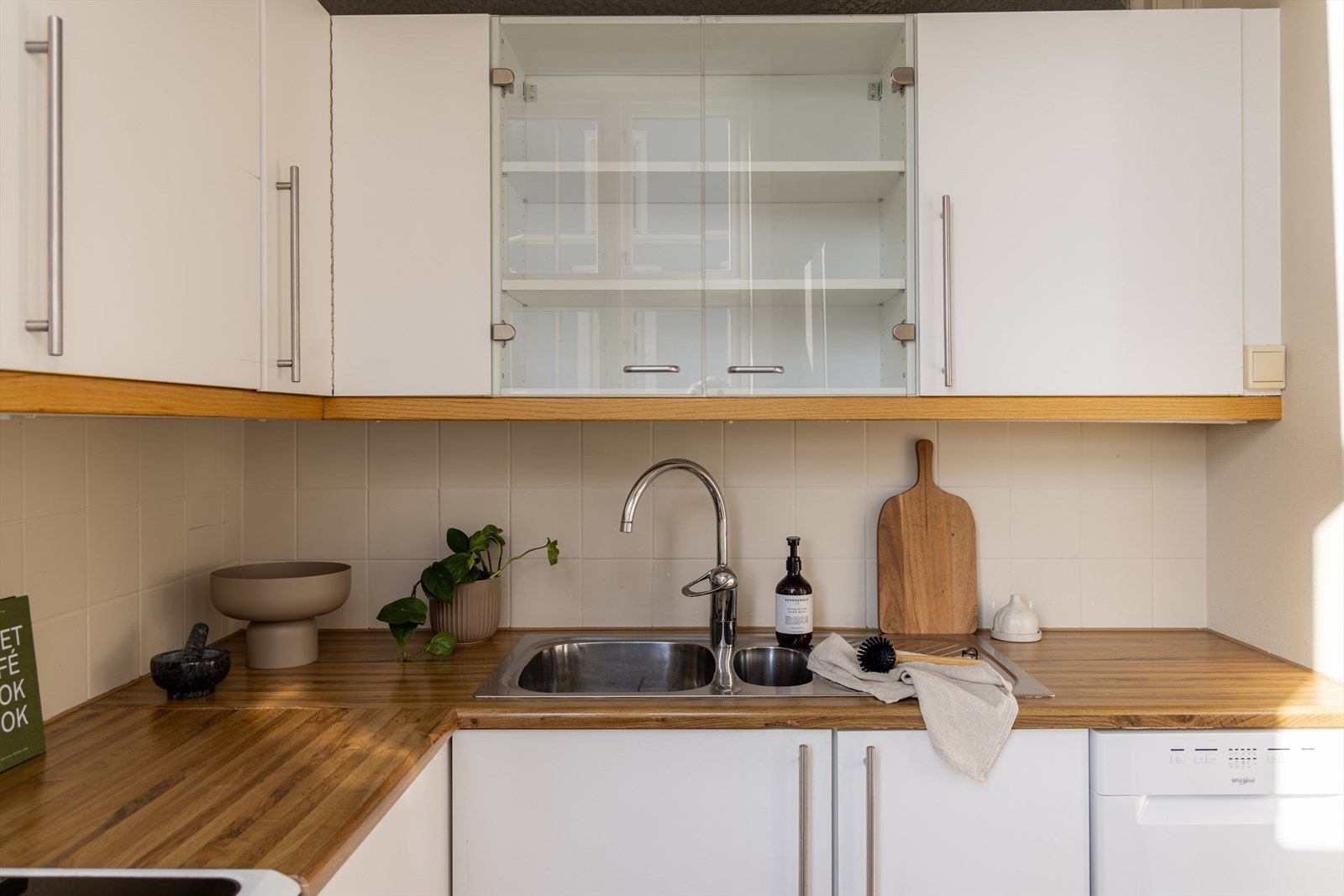 Hvitevarene består av frittstående kjøleskap med fryser, komfyr med keramisk topp, og oppvaskmaskin. Galleribilde