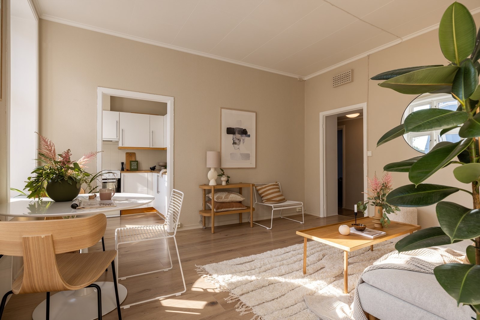 Her finner du lysmalte vegger og god takhøyde. Galleribilde