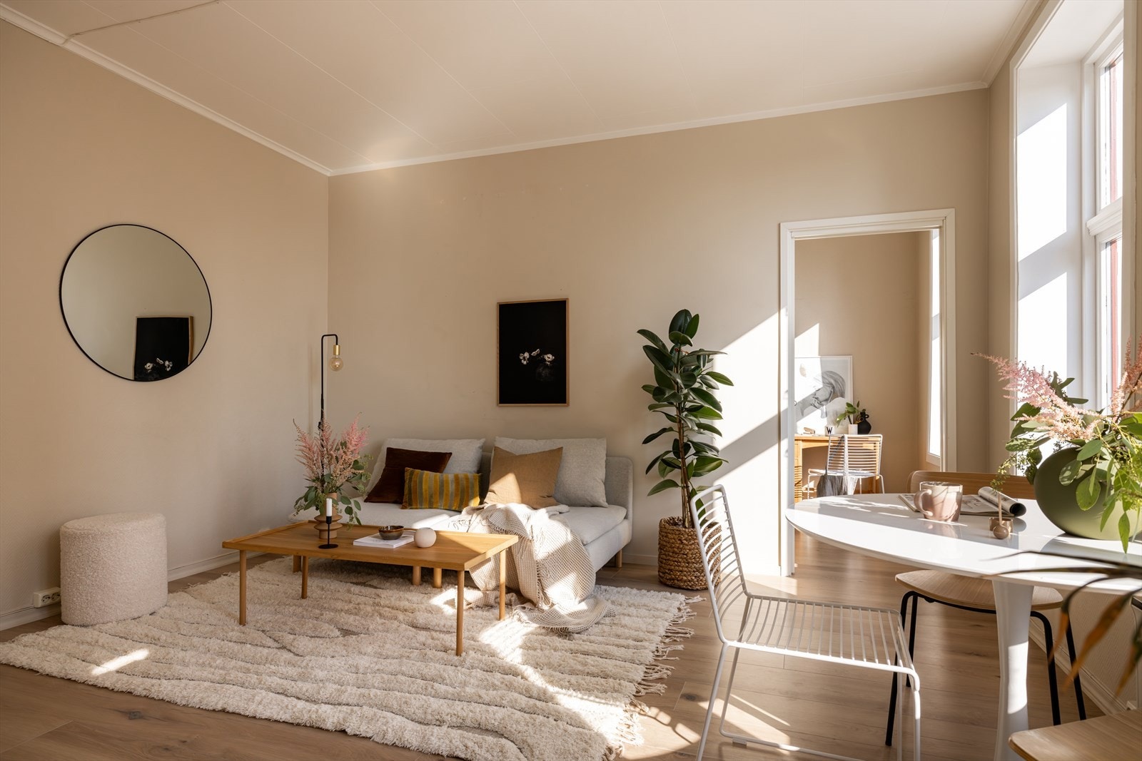 God takhøyde og store vindusflater som gir rikelig med lysinnslipp er gjennomgående for leiligheten. Galleribilde