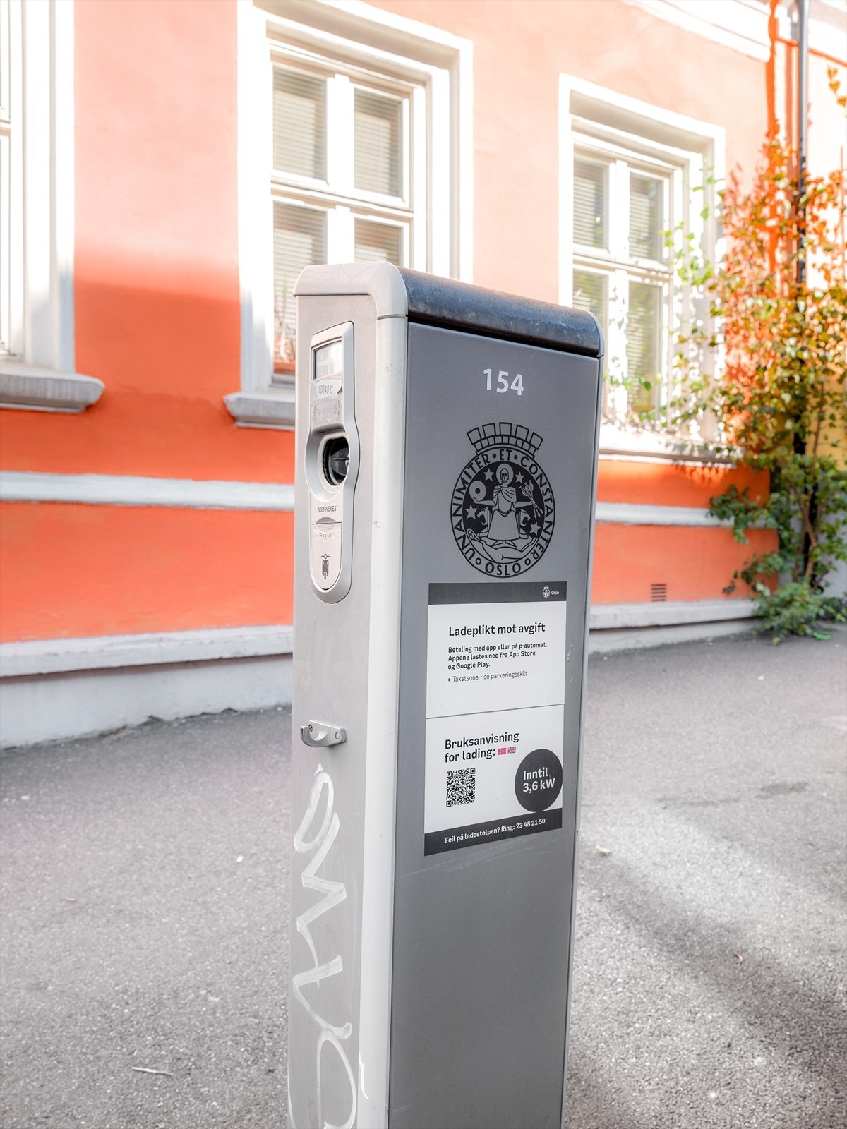 Beboerparkering utenfor, med kommunale ladebokser. Galleribilde