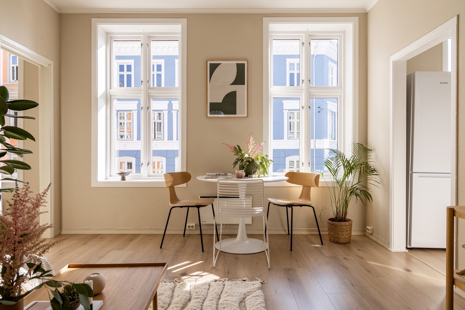 Spisestuen finner sin naturlige plass under stuevinduene. Galleribilde