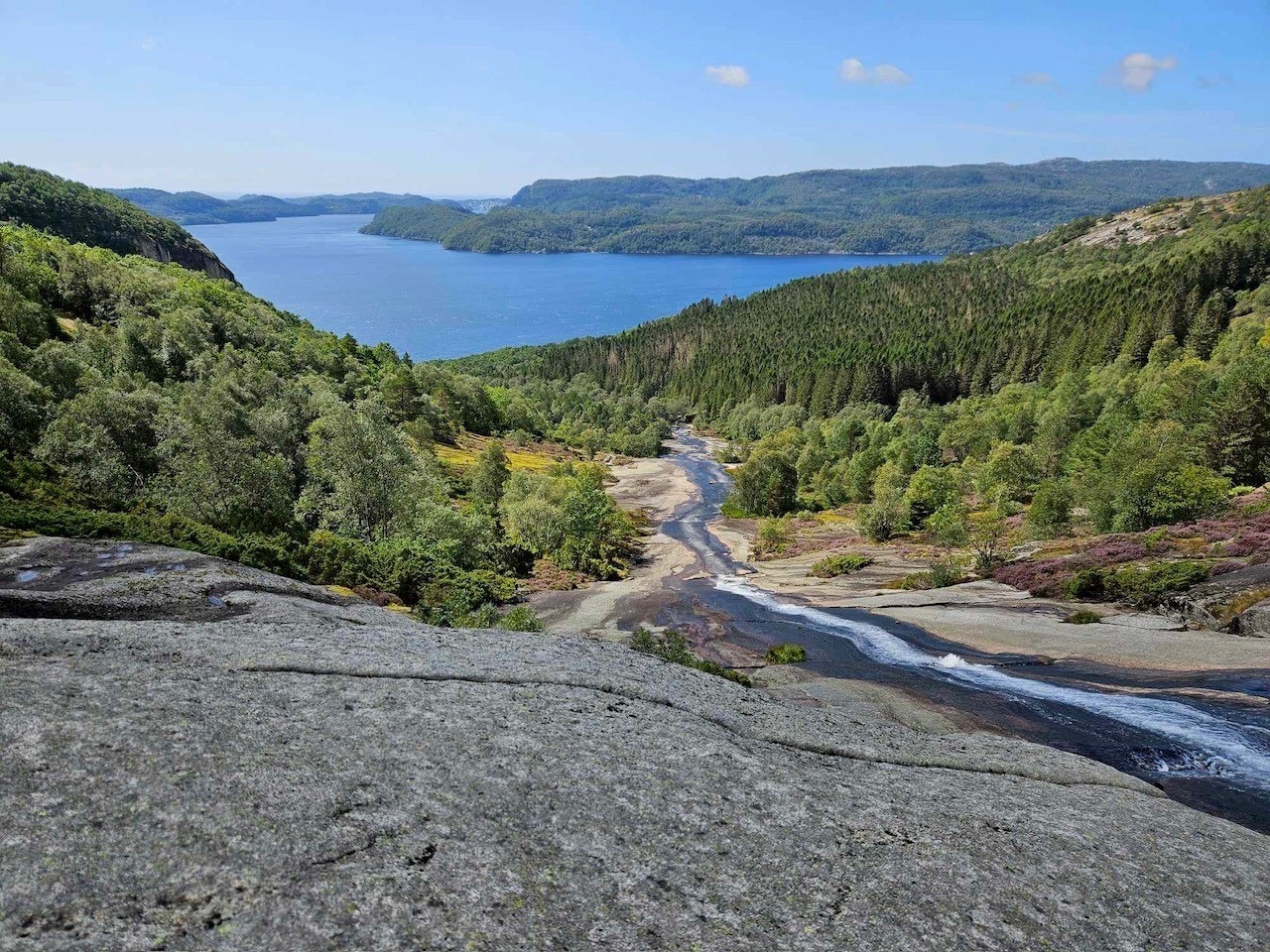 Skrelifallan med utsikt mot Farsund Galleribilde