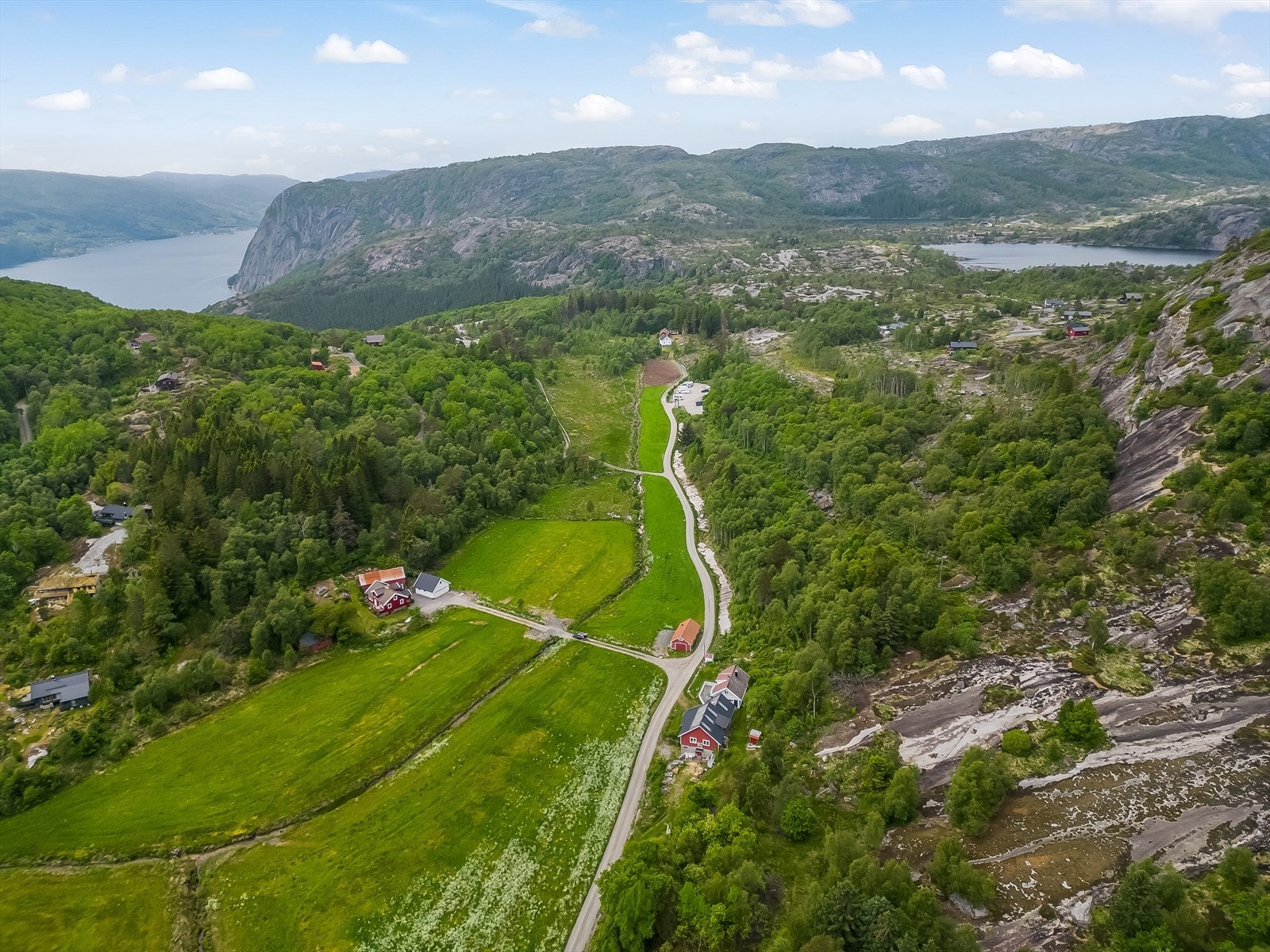 Kort vei til Skrelifossen med flotte badeplasser. Galleribilde