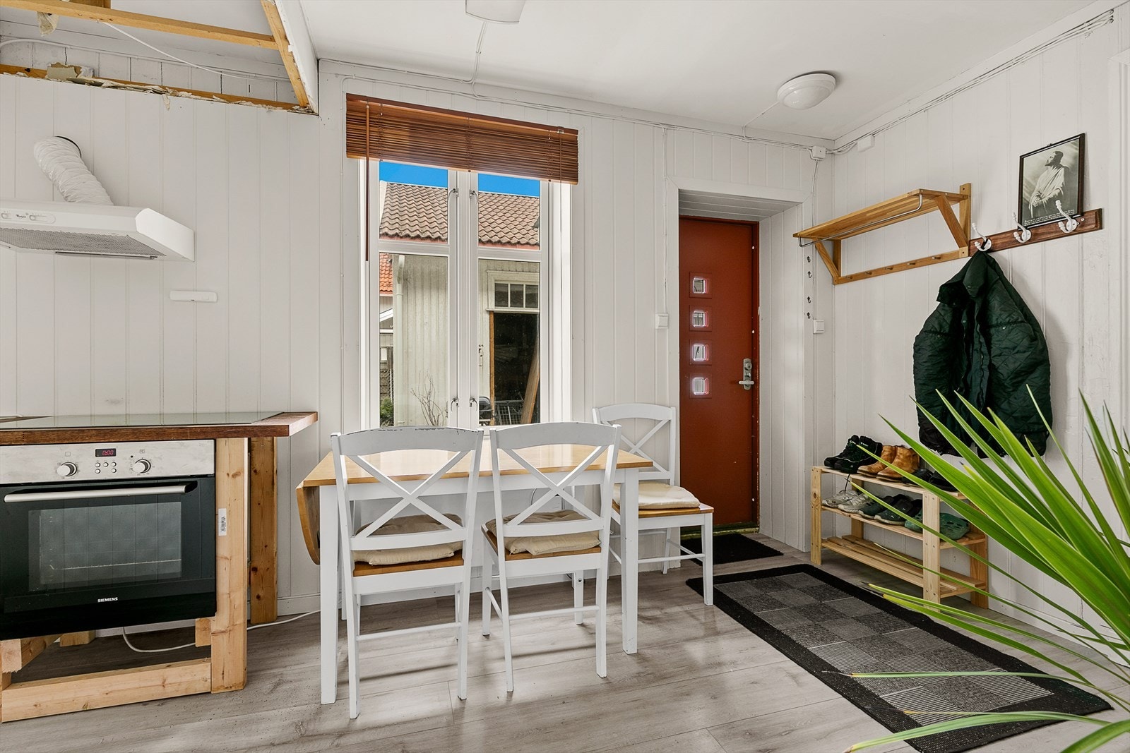 1. etasje/leilighet: Kjøkken, stue, 2 soverom, bad, mellomgang og bod. Galleribilde