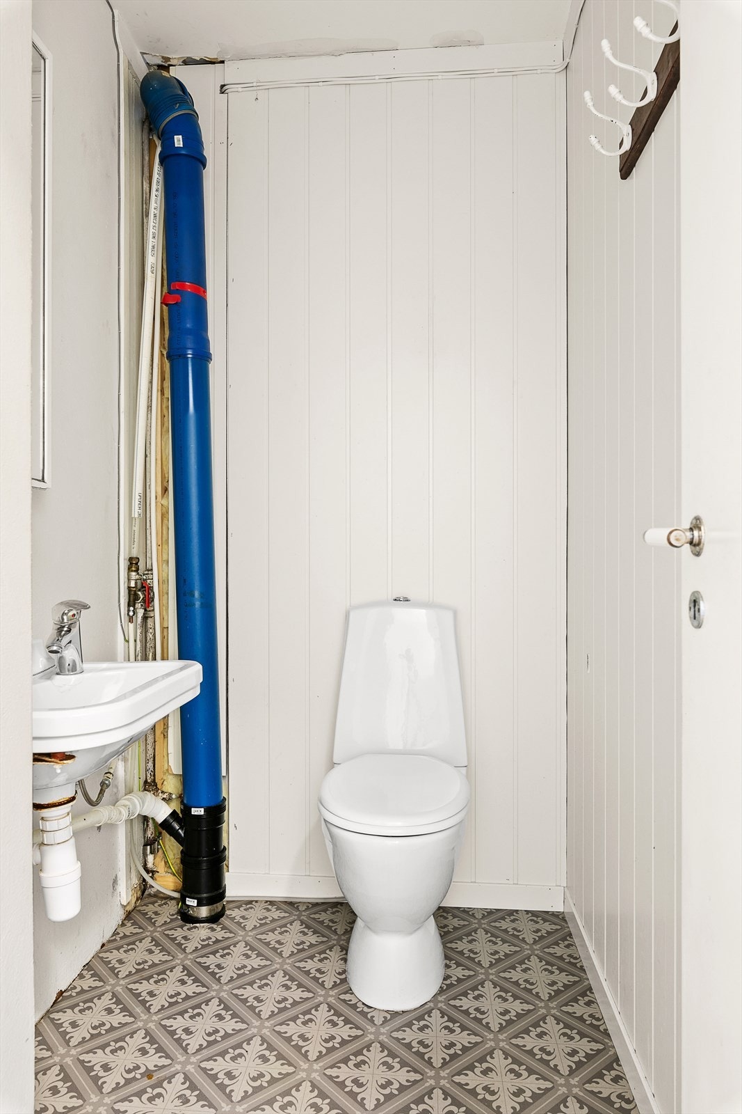 Toalettrom med wc og håndvask. Galleribilde