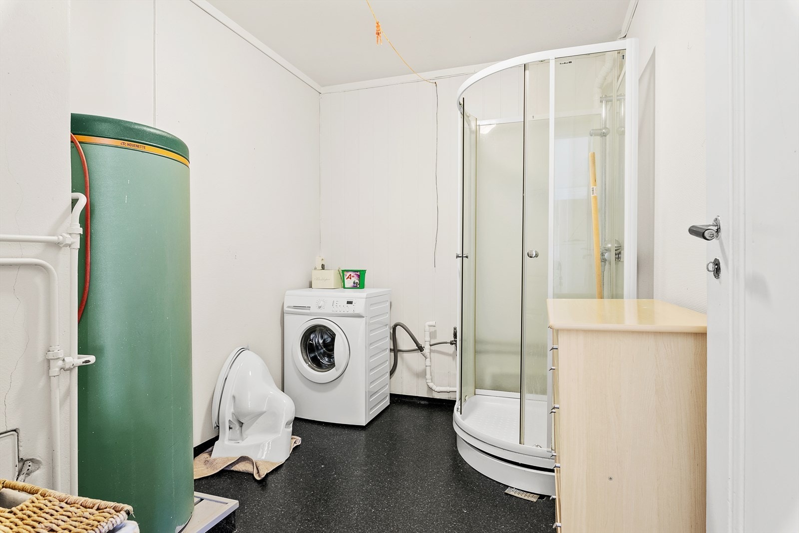 Bad med dusjkabinett, varmtvannsbereder og opplegg for vaskemaskin. Galleribilde
