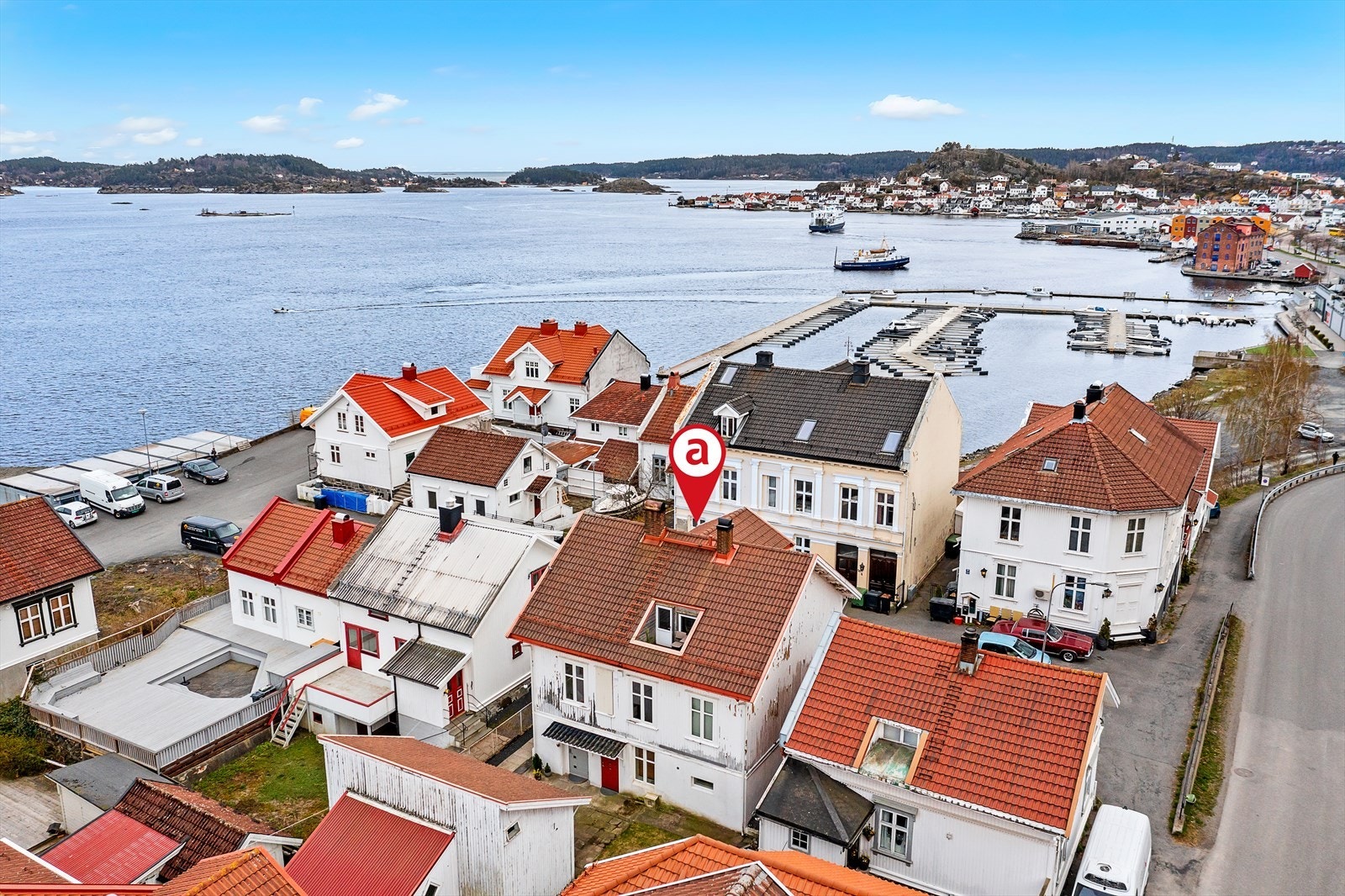 Innholdsrik enebolig med 3 bad og 5 soverom, sjønært og sentrumsnært! Galleribilde
