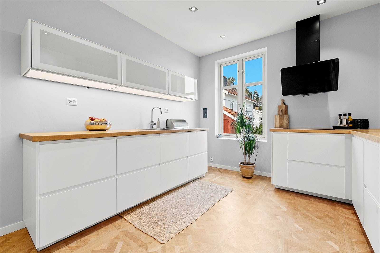 Innredning fra Ikea med heltre benkeplate. Integrert komfyr, micro og koketopp. Galleribilde