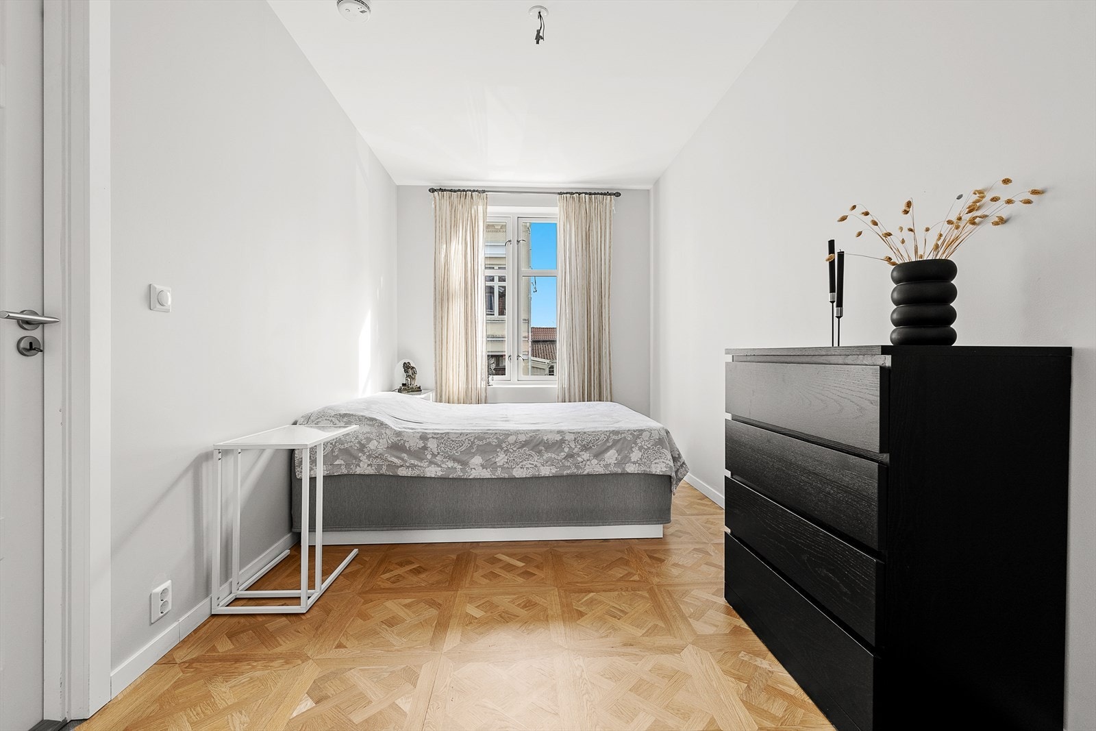 Soverom med direkte inngang til bad. Galleribilde