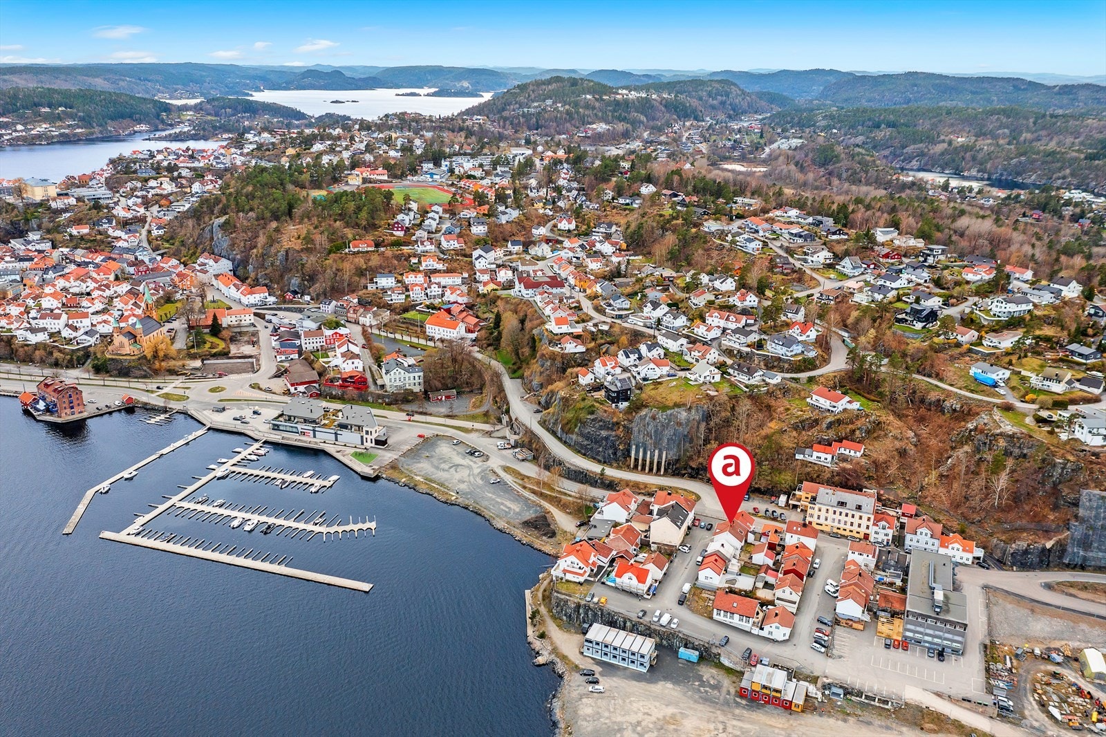 Svært sentralt og sjønært beliggende med kort gangavstand til Kragerø sentrum. Galleribilde