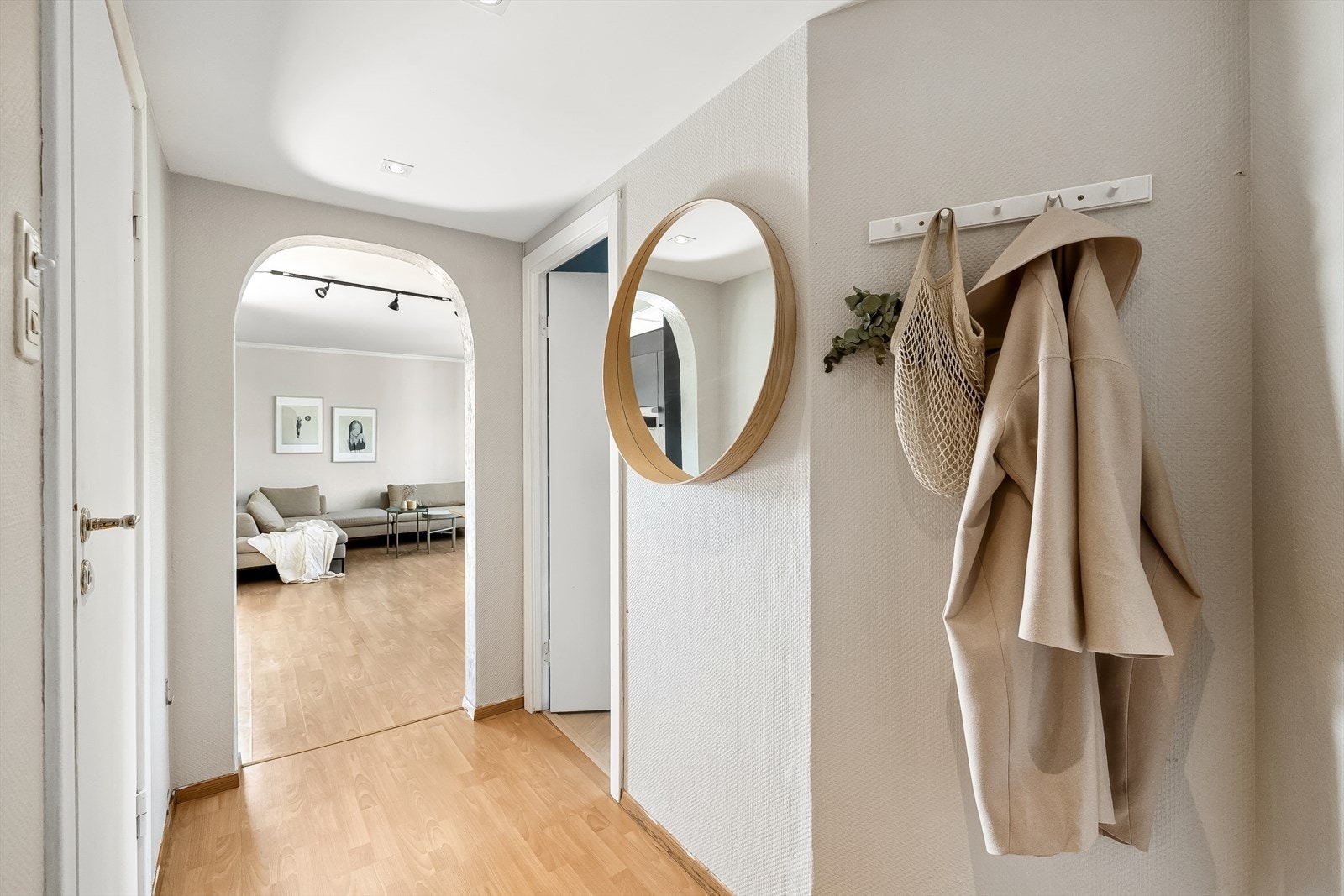 Lys og innbydende entré med plass til å henge fra seg yttertøy. Galleribilde