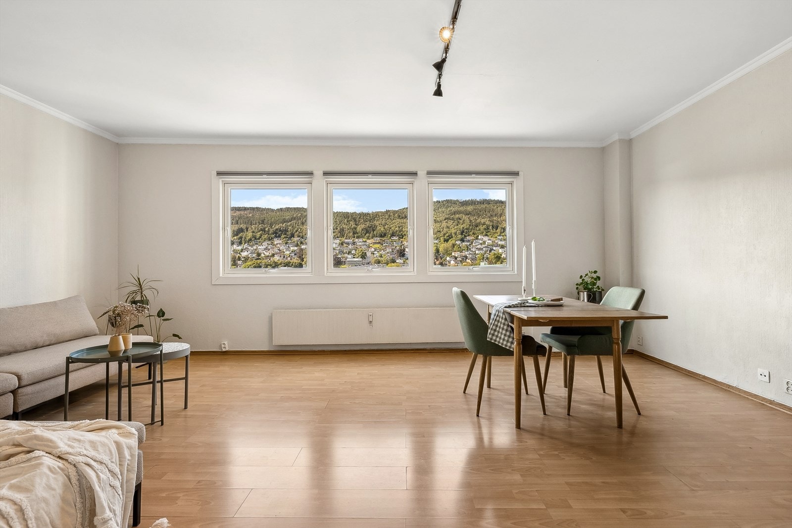 Rommet har gode møbleringsmuligheter og de store vindusflatene gir rikelig med naturlig lys i leiligheten. Galleribilde