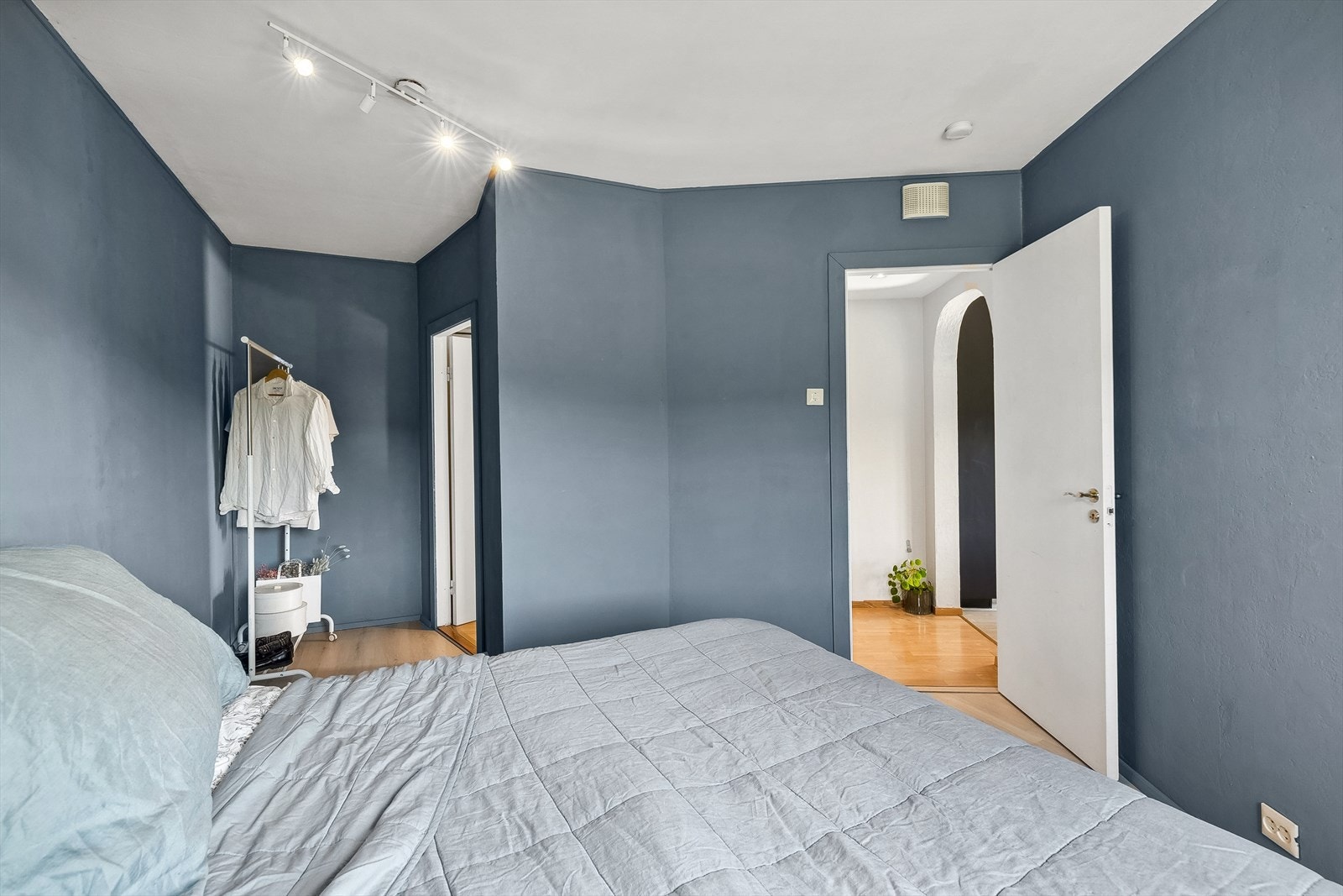 Soverommet er malt i en lun og fin blåfarge. Det er god plass til dobbeltseng. Galleribilde