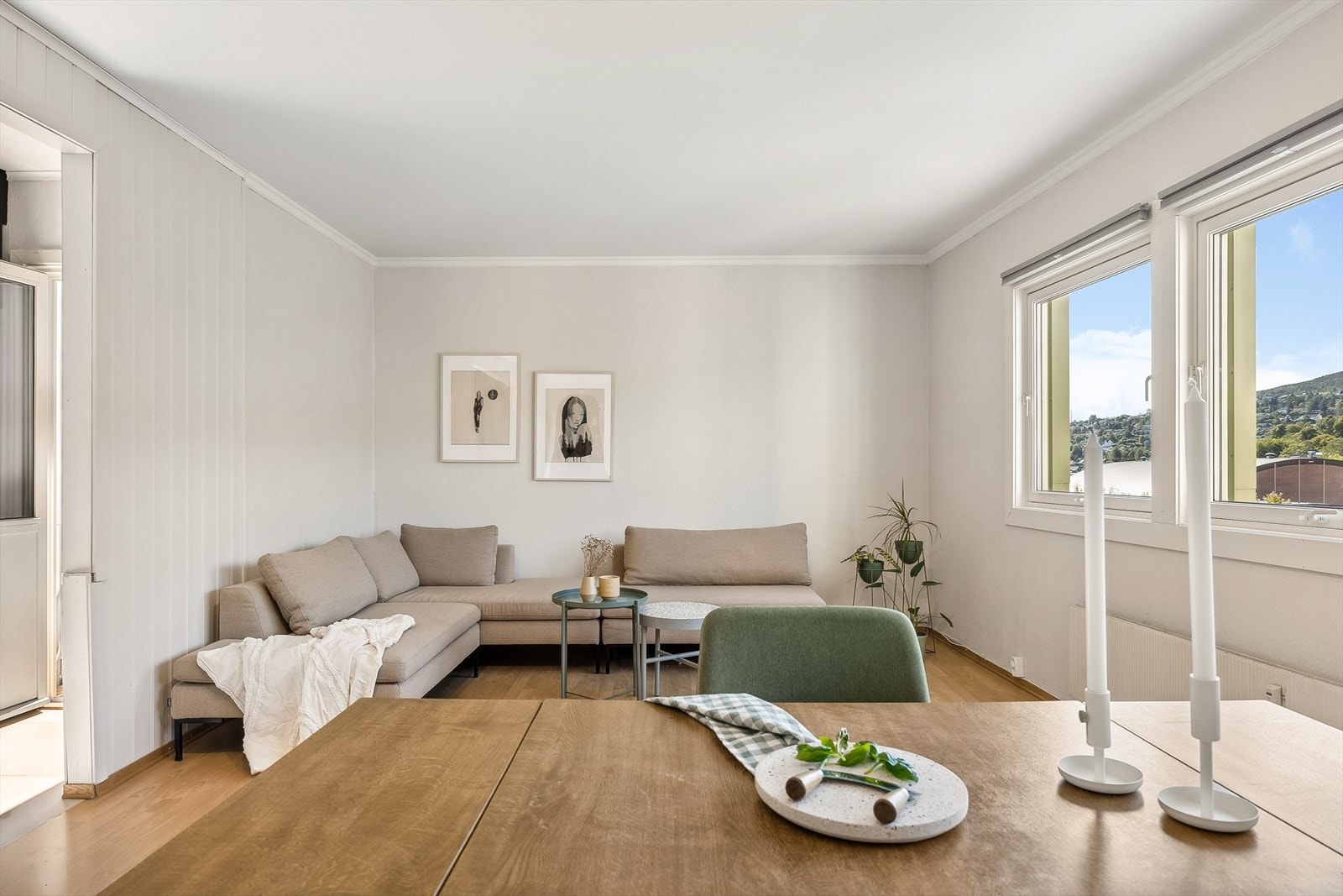 En 2-roms eierleilighet beliggende meget sentralt i 4. etasje i Skistadbygget fra 1970. Galleribilde