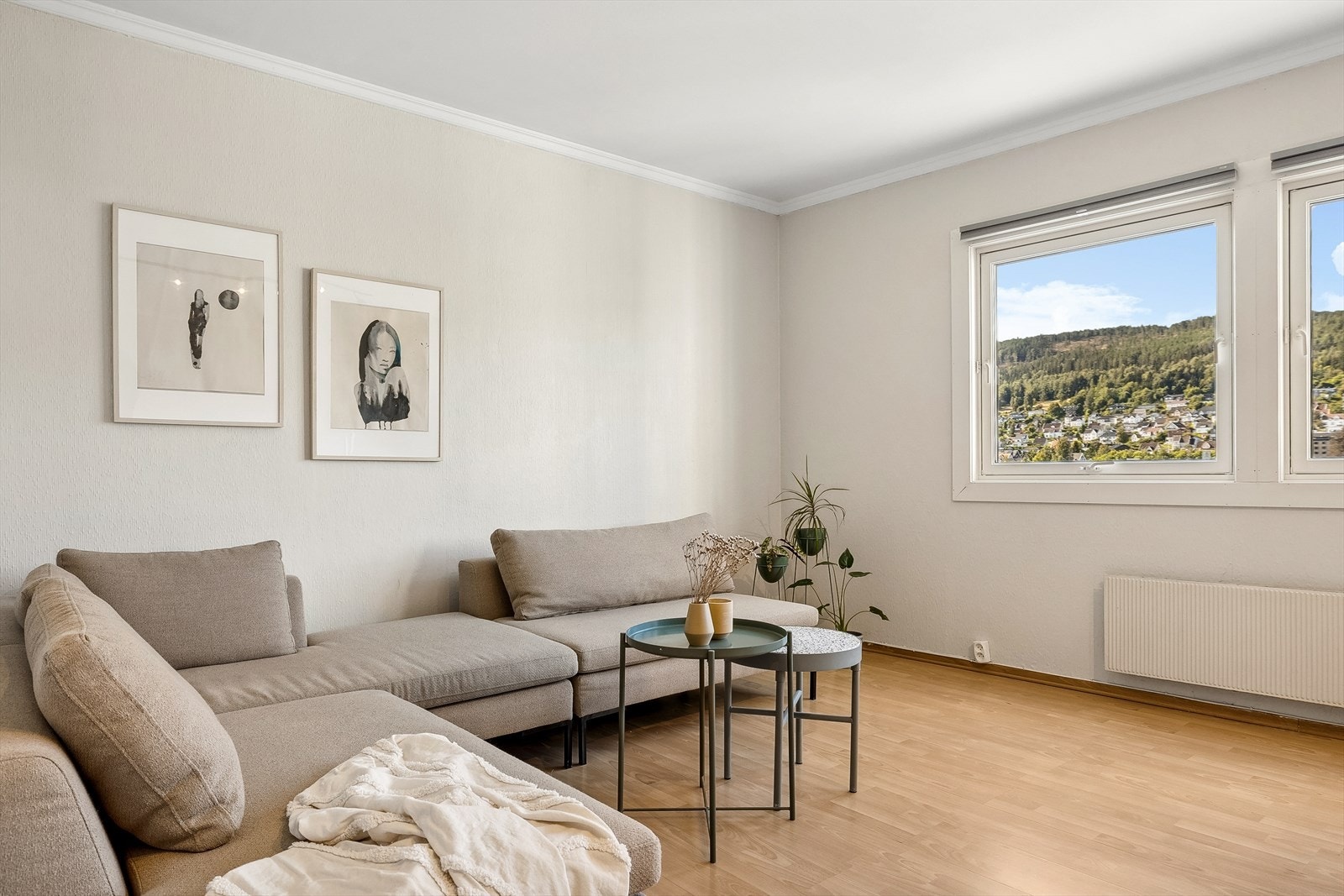 Stuen er romslig og luftig med fin utsikt fra 4. etasje. Galleribilde