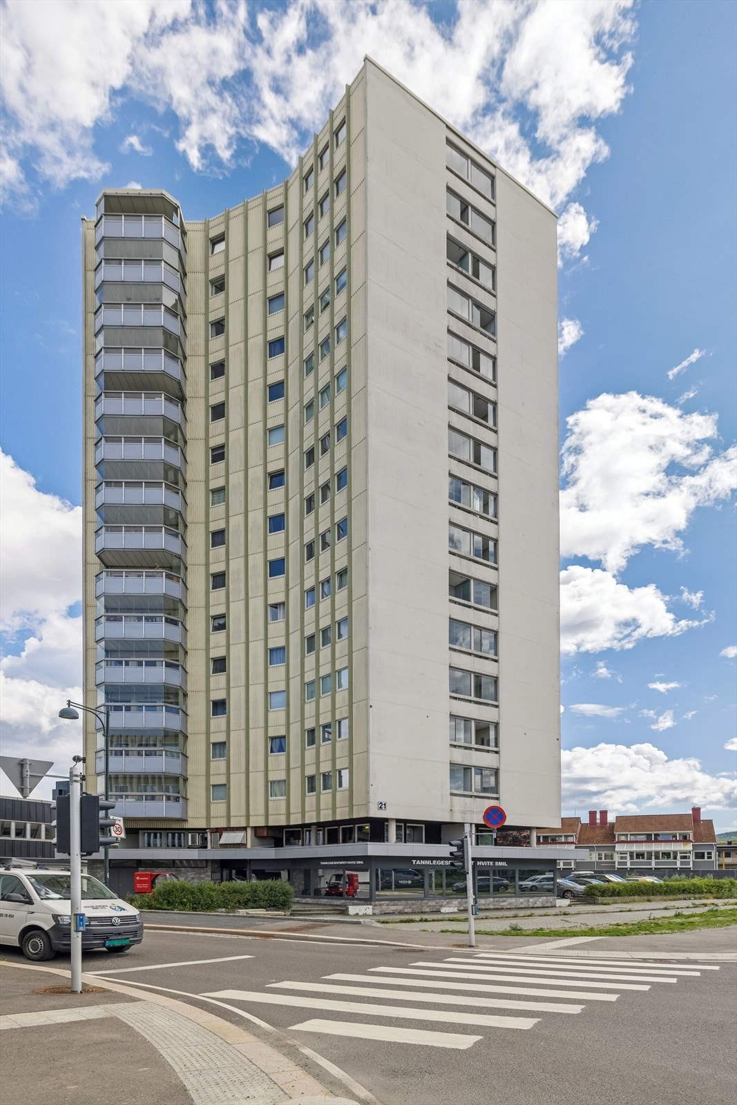 Leiligheten er beliggende sentralt på Strømsø i Skistadbygget med kort gangavstand til flotte Strømsø Torg. Galleribilde