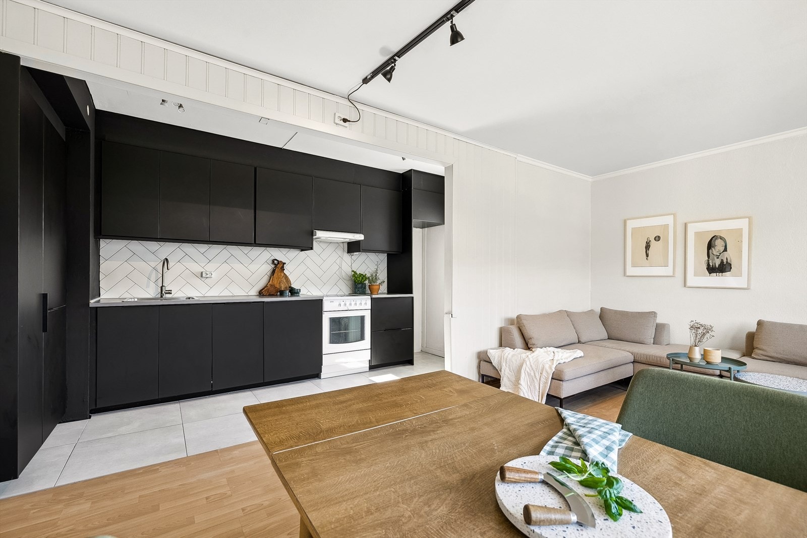 Lekkert kjøkken oppgradert i 2017 med mørk utførelse. Galleribilde