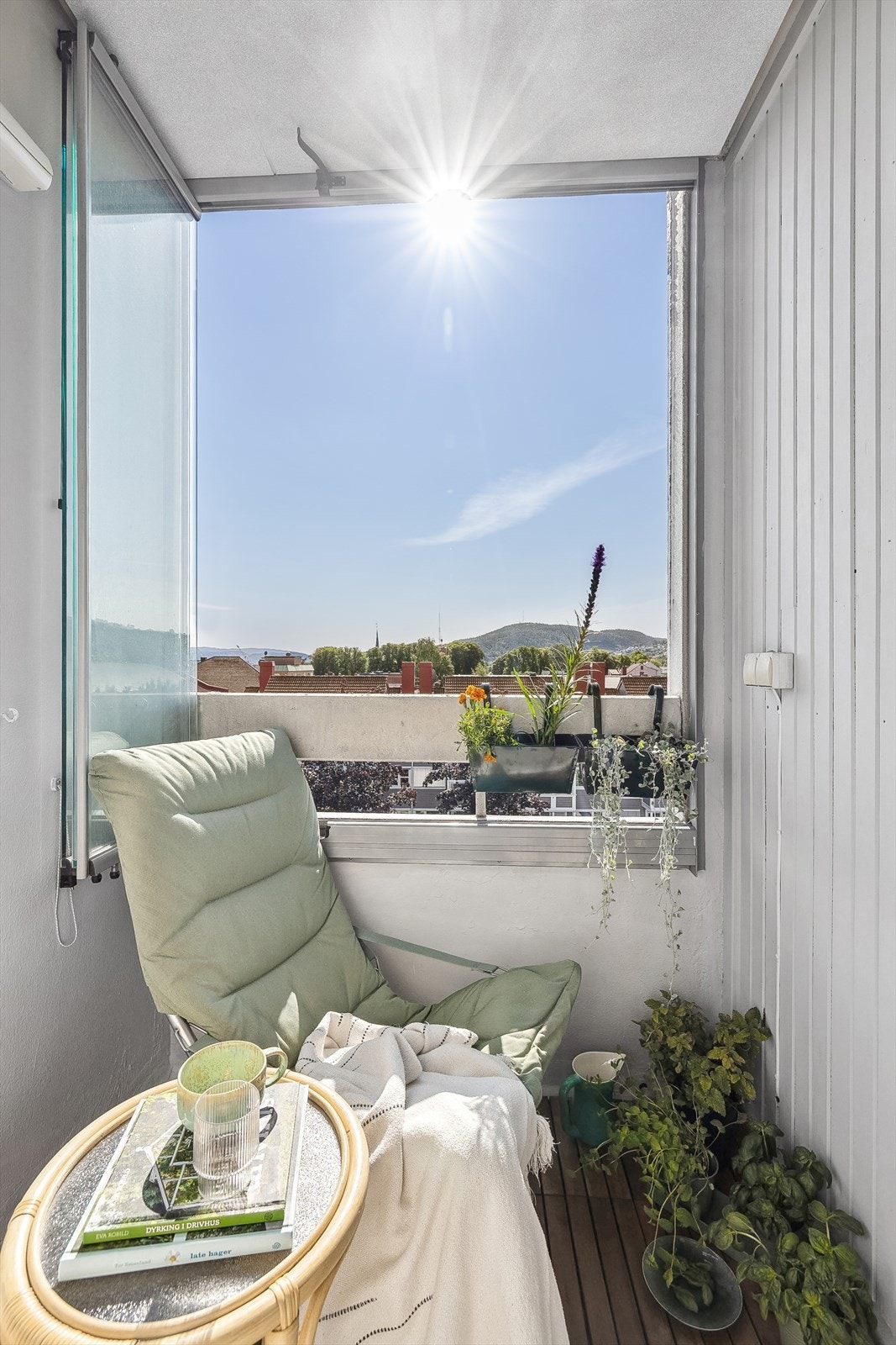 Balkongen er ca. 2 kvm og har plass til en liten sittegruppe. Galleribilde