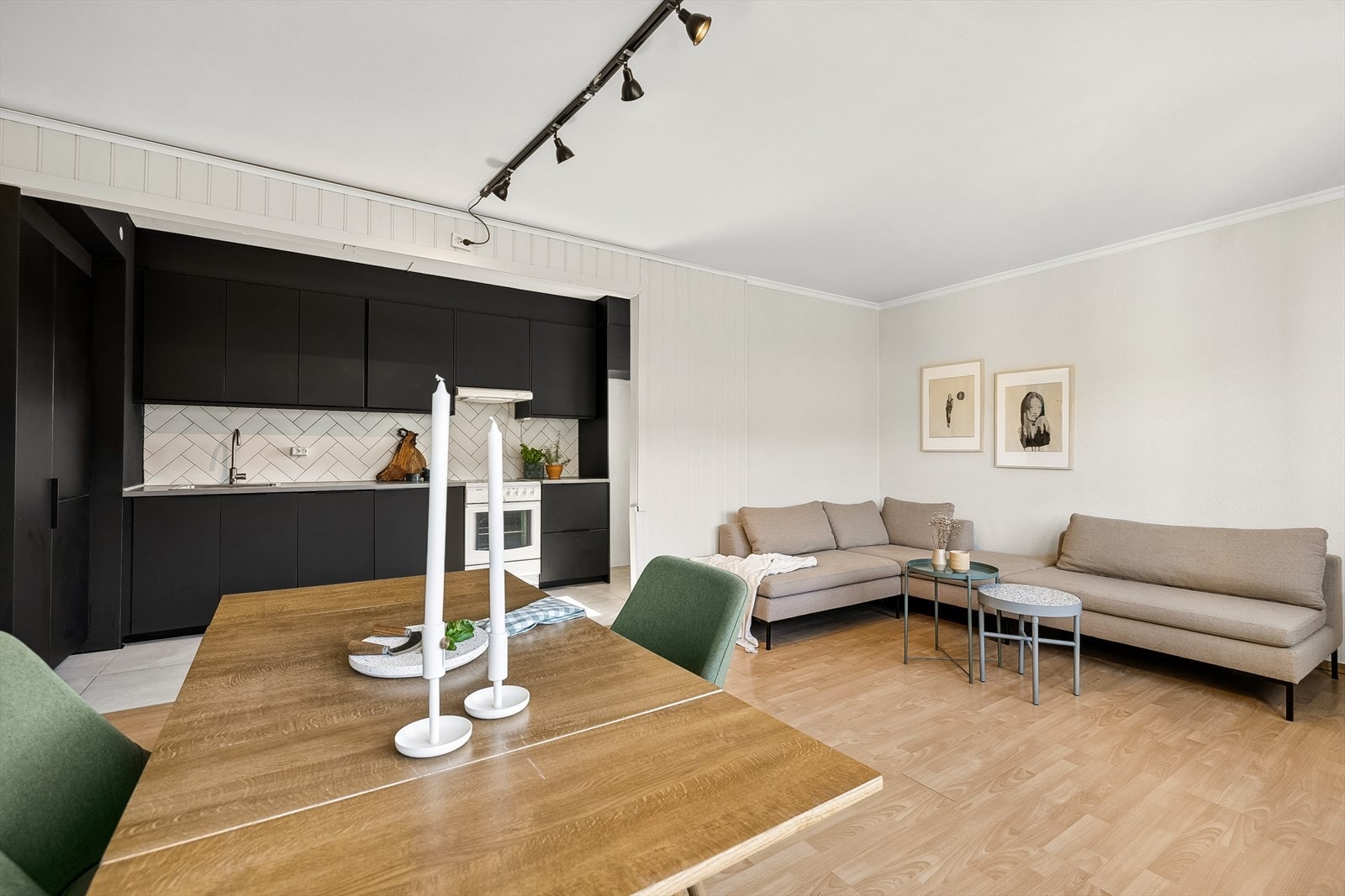 Kjøkkenet ligger i åpen løsning til stuen. Galleribilde