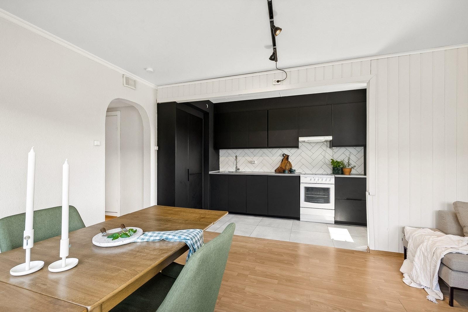 Praktisk med flislagt gulv i kjøkkensonen. Galleribilde