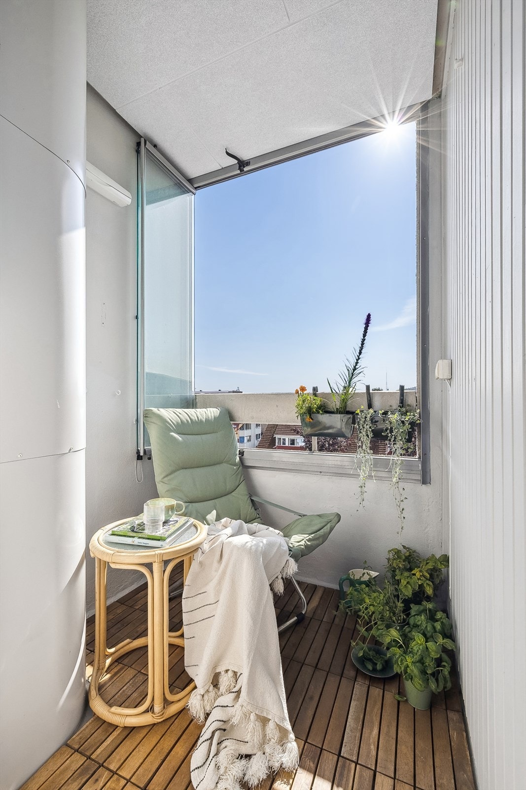 Fra kjøkkenet er det adkomst til en koselig innglasset balkong. Galleribilde