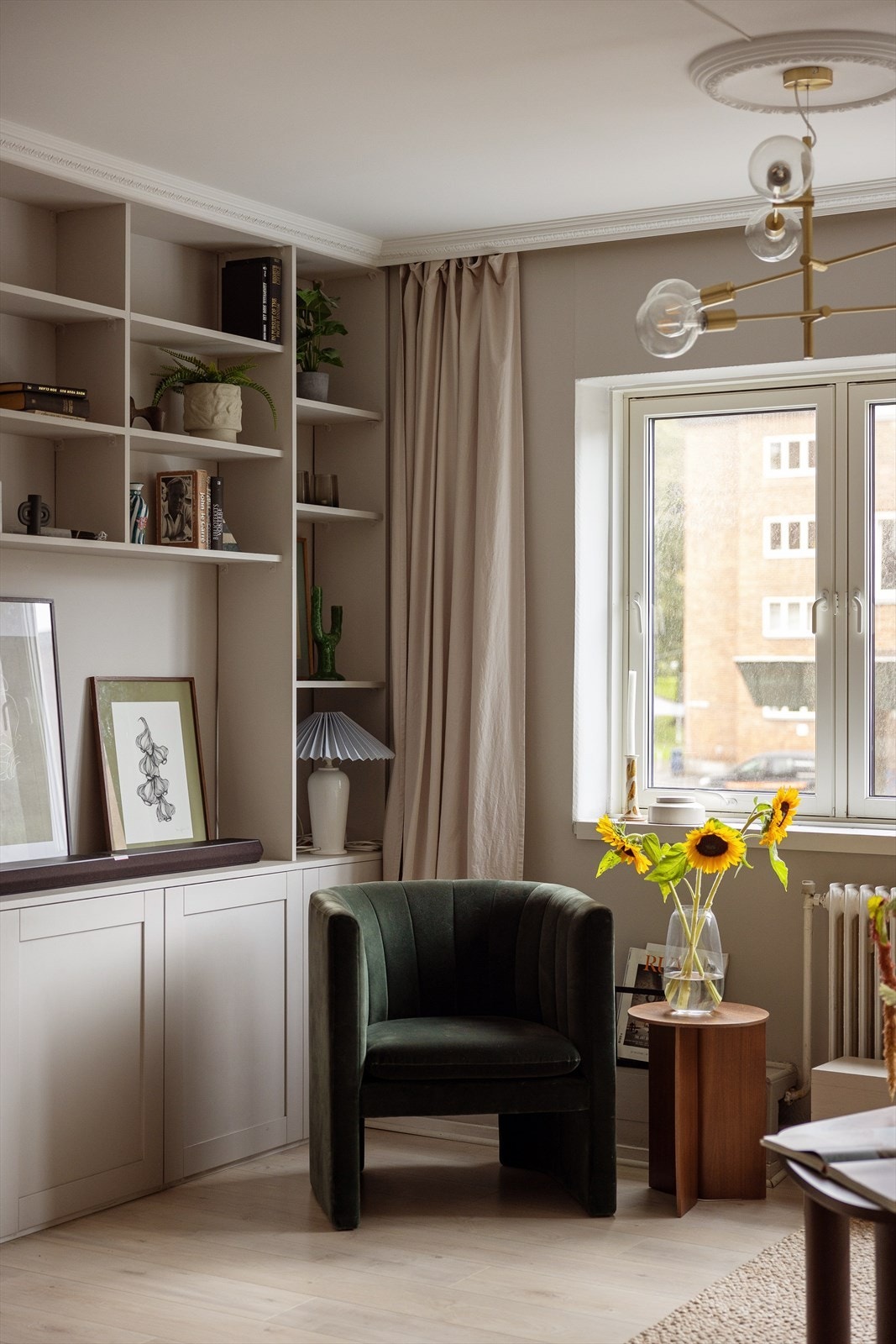 Den praktiske plassbygde bokhyllen gir ekstra lagringsplass og karakter til rommet. Galleribilde