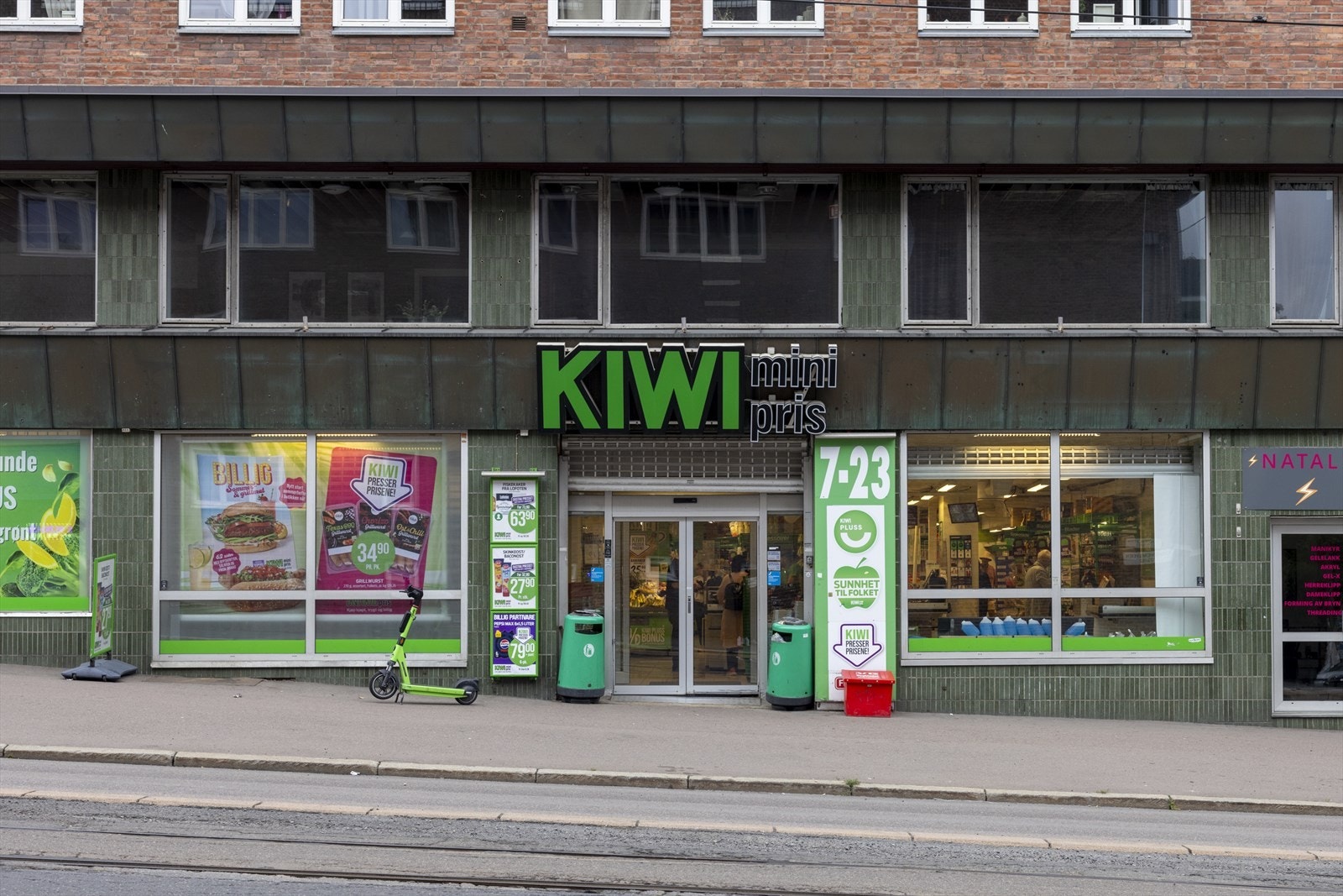 Nærmeste matvarebutikk er Kiwi rett over veien ved Trondheimsveien. Galleribilde