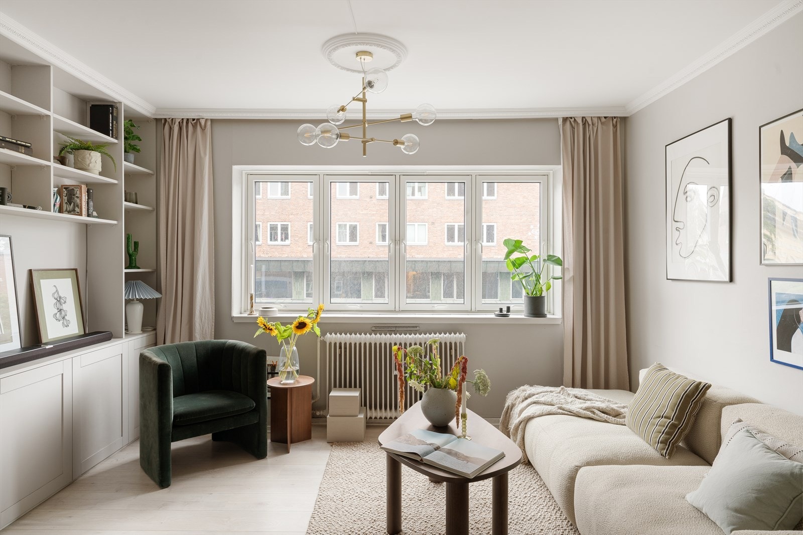 Tidligere eier har i perioden 2020/2021 utført oppgraderinger som maling av vegger og tak, samt utskifting av gulv. Galleribilde