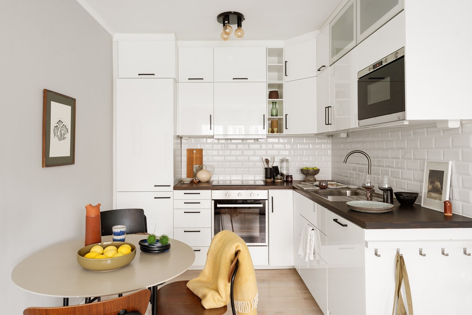 Veggen over benken er oppgradert med fliser i 2020. Galleribilde