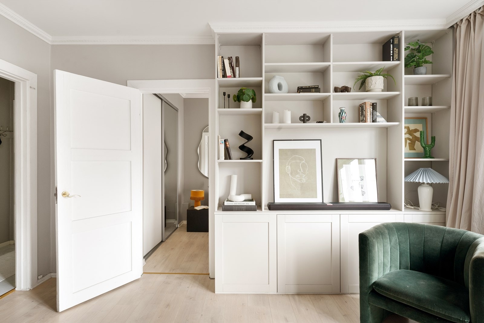 Fra stuen er det adkomst inn til det romslige soverommet. Galleribilde