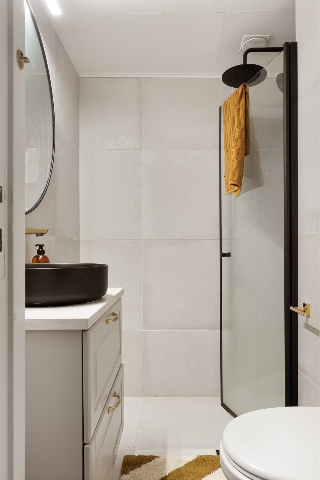 Lekkert og delikat baderom som ble overflateoppusset i 2020, hvor flis på flis er lagt både på gulv og vegger. Galleribilde