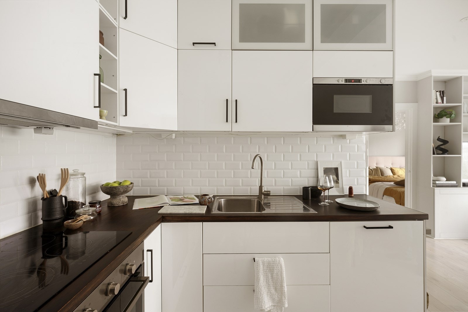 Integrerte hvitevarer inkluderer platetopp og stekeovn fra 2019, oppvaskmaskin fra 2017, samt kjøle-/fryseskap fra 2020. Galleribilde