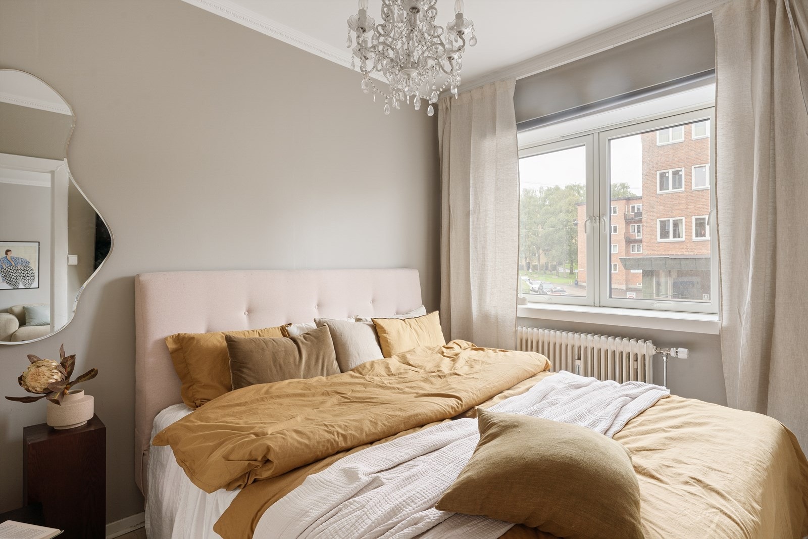 Stort vindu slipper inn rikelig med lys og gir gode luftemuligheter. Galleribilde