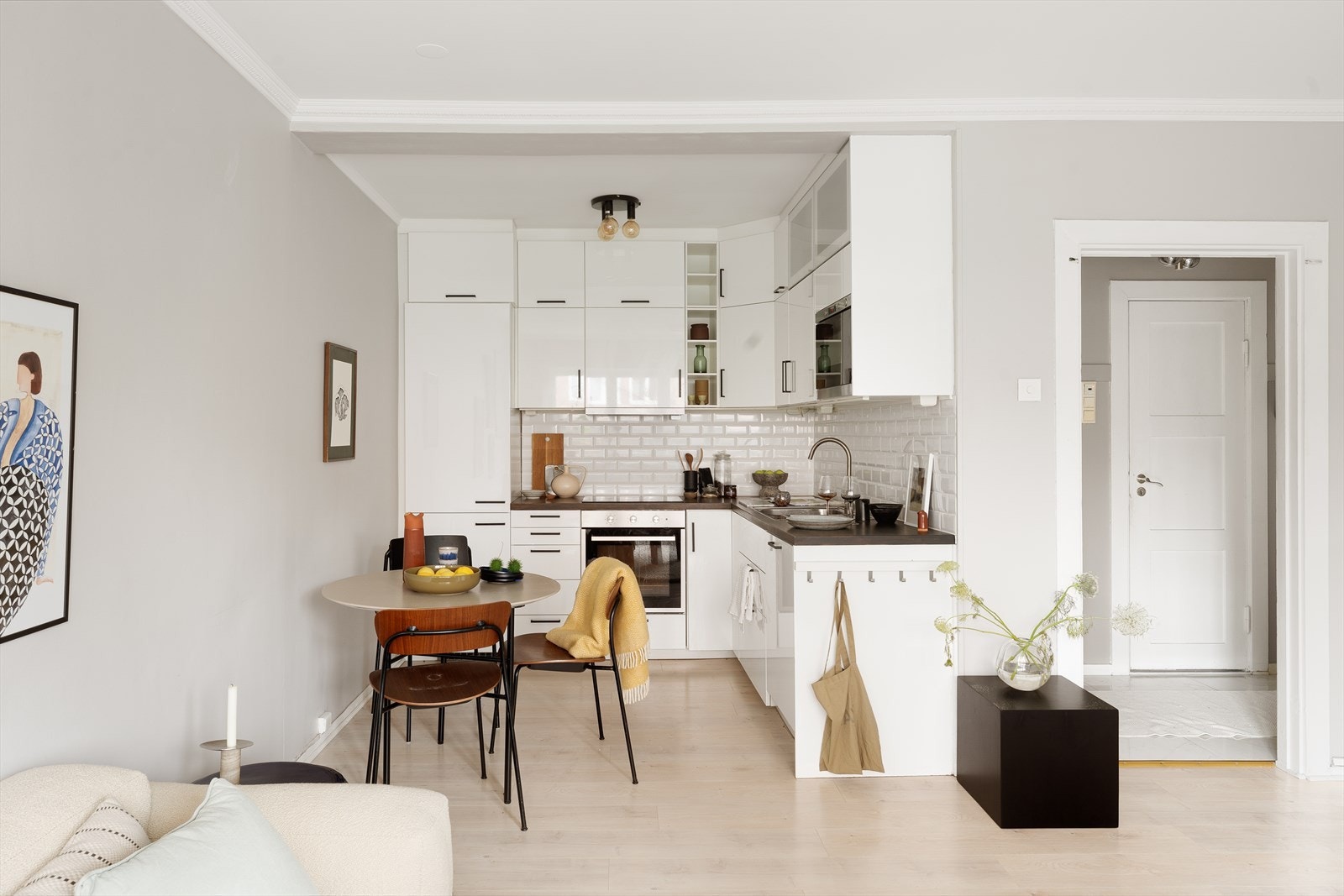 Leiligheten ligger fint til i gårdens 2. etasje og har en stue med generøs takhøyde og mye lys. Galleribilde