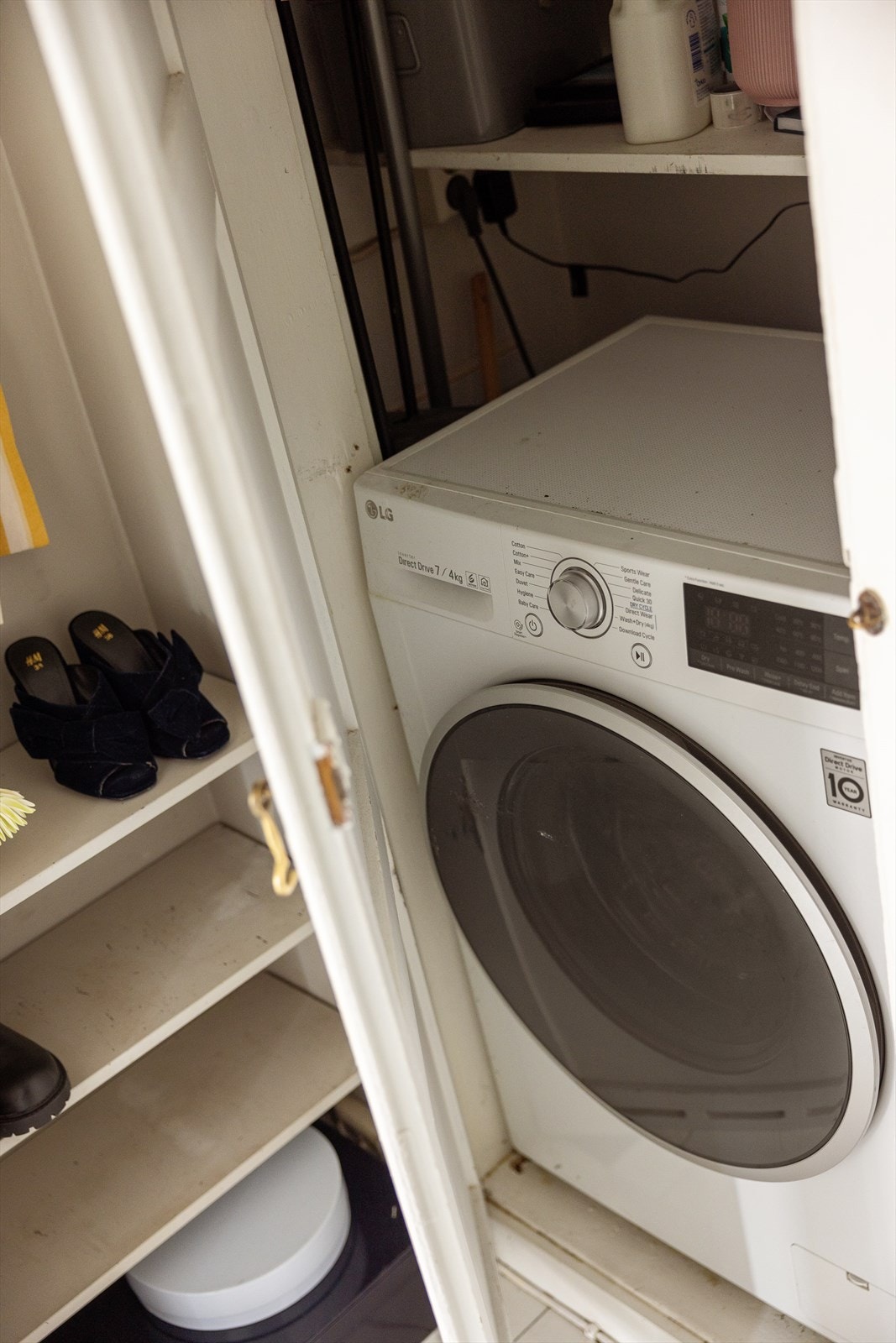 I det innebygde skapet er det installert opplegg for vaskemaskin, noe som er både praktisk og plassbesparende. Galleribilde