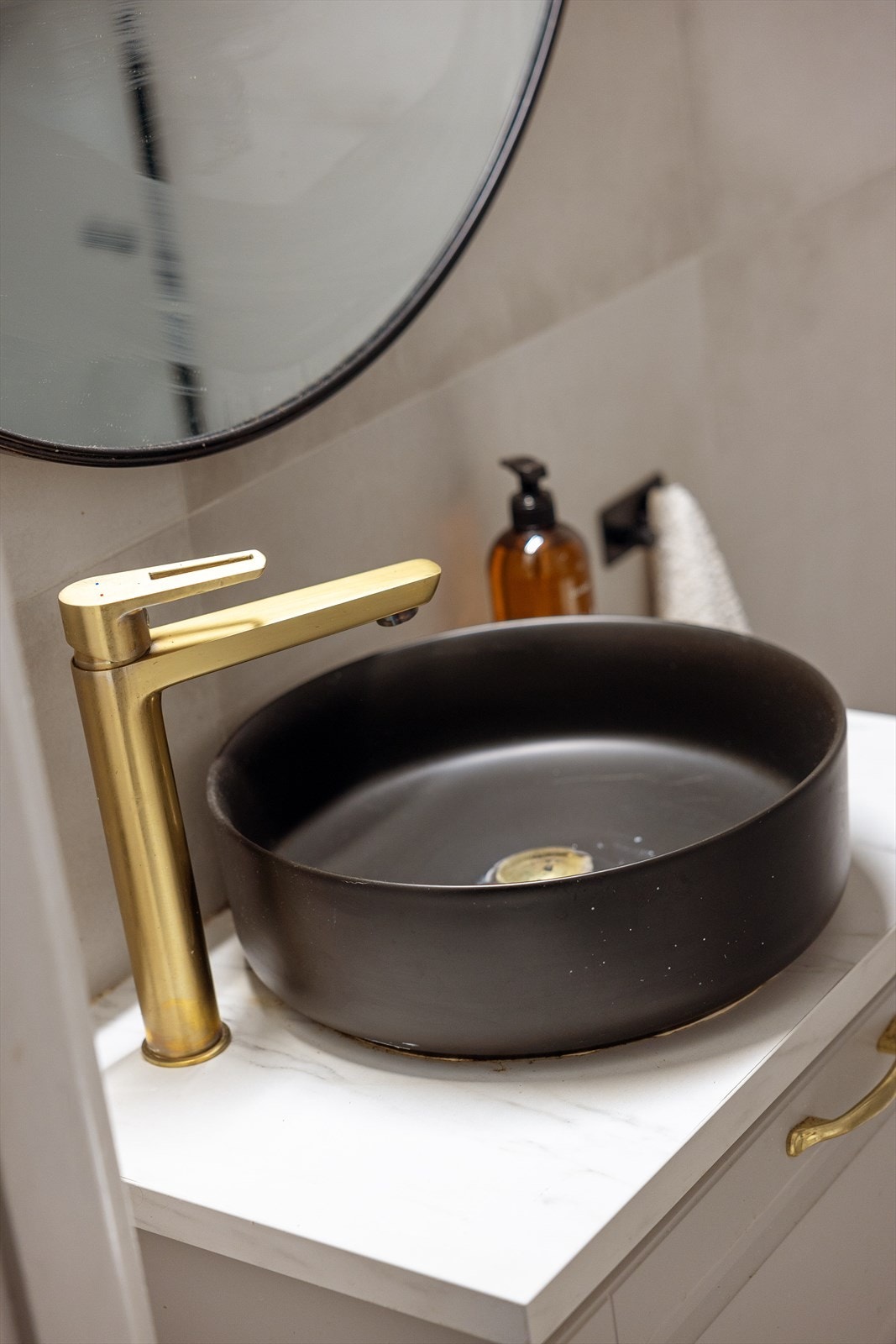 Hovedkonstruksjonen på badet stammer fra 1999. Borettslaget har vedtatt en full rehabilitering av badene, som gir kjøper muligheten til å få et bad i topp stand. Galleribilde