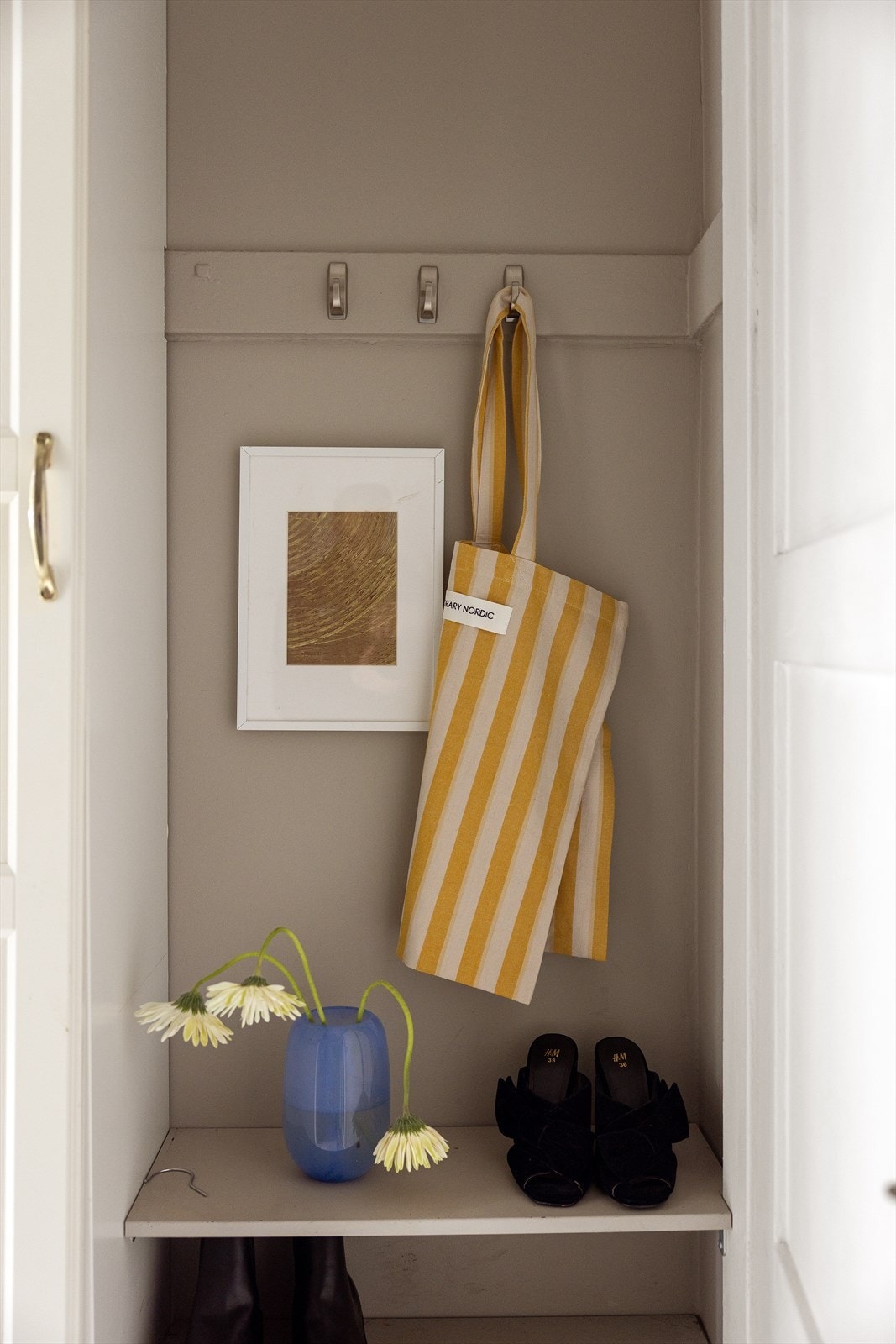 Her er det plass til å henge fra seg yttertøy og sette fra seg sko. Galleribilde