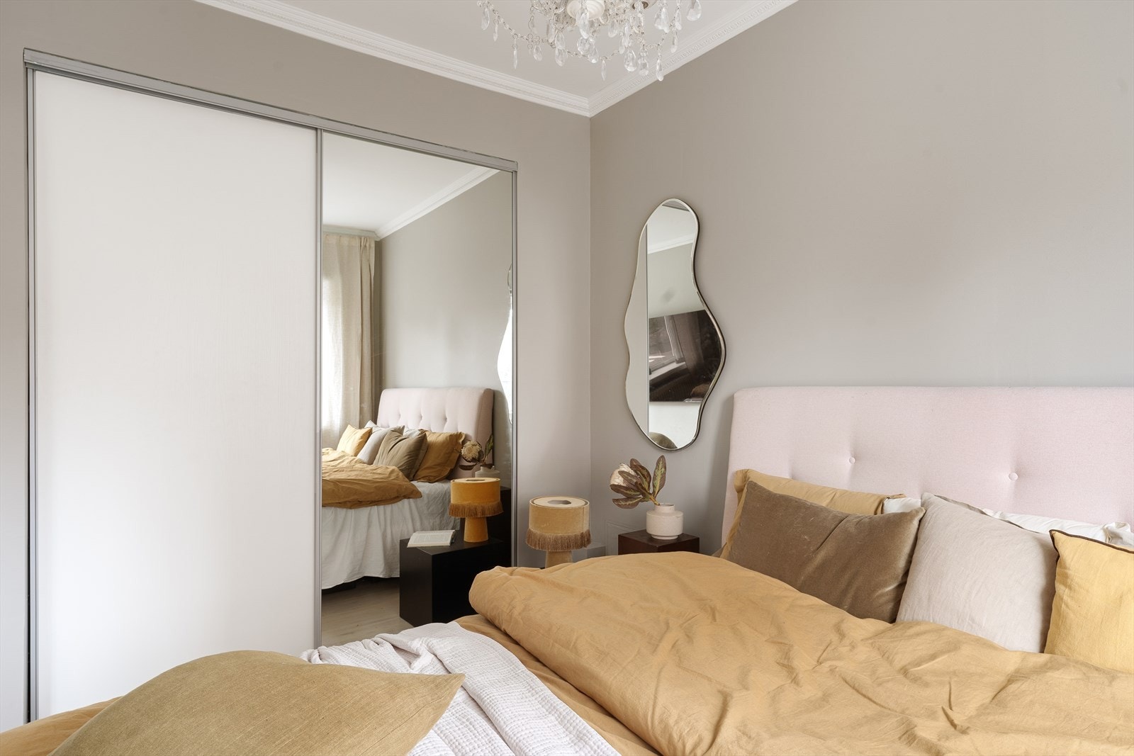 Soverommet har en god størrelse og er utstyrt med en praktisk skyvedørsgarderobe som gir rikelig med oppbevaringsplass. Galleribilde