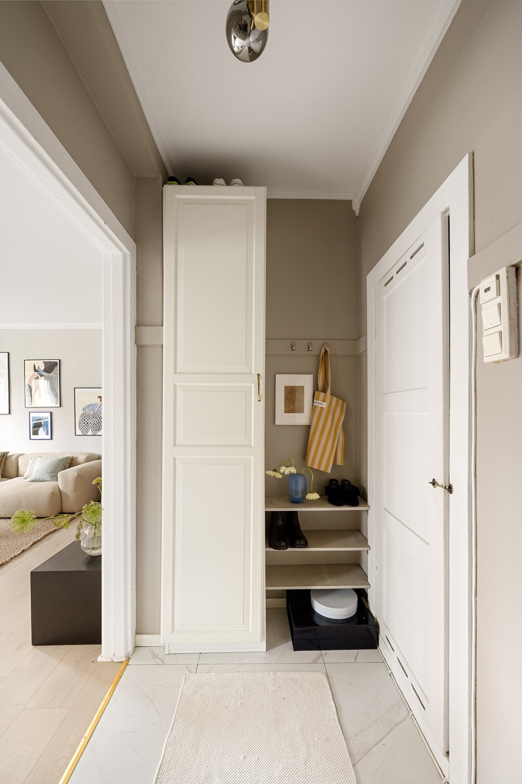 Innbydende entré med hyller og garderobeskap som sørger for god oppbevaringsplass. Galleribilde