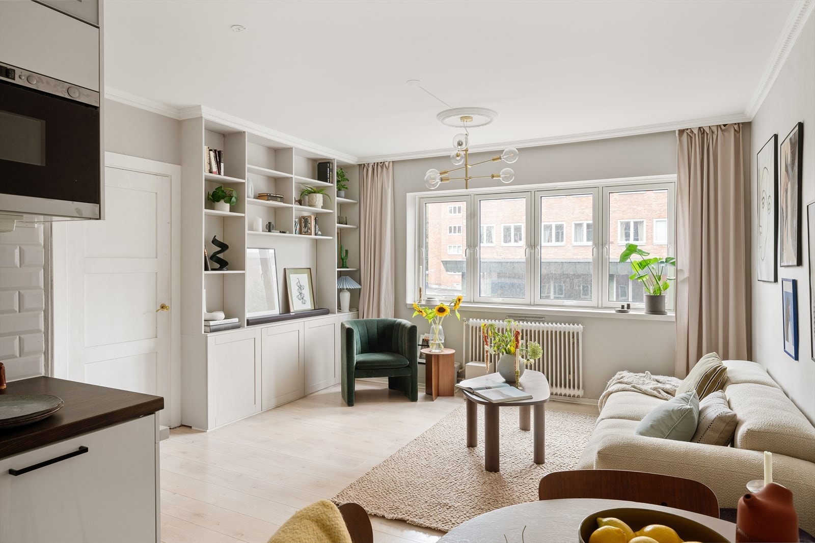 Stuen er smakfullt innredet med stukkatur og rosett i taket. Galleribilde