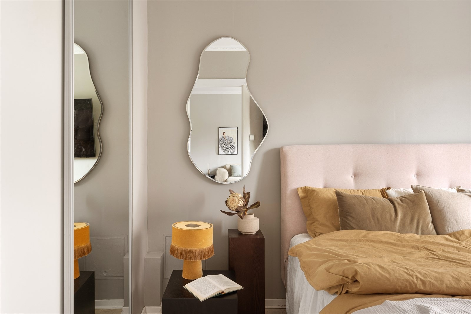 Rommet kan enkelt innredes med dobbeltseng og nattbord. Galleribilde