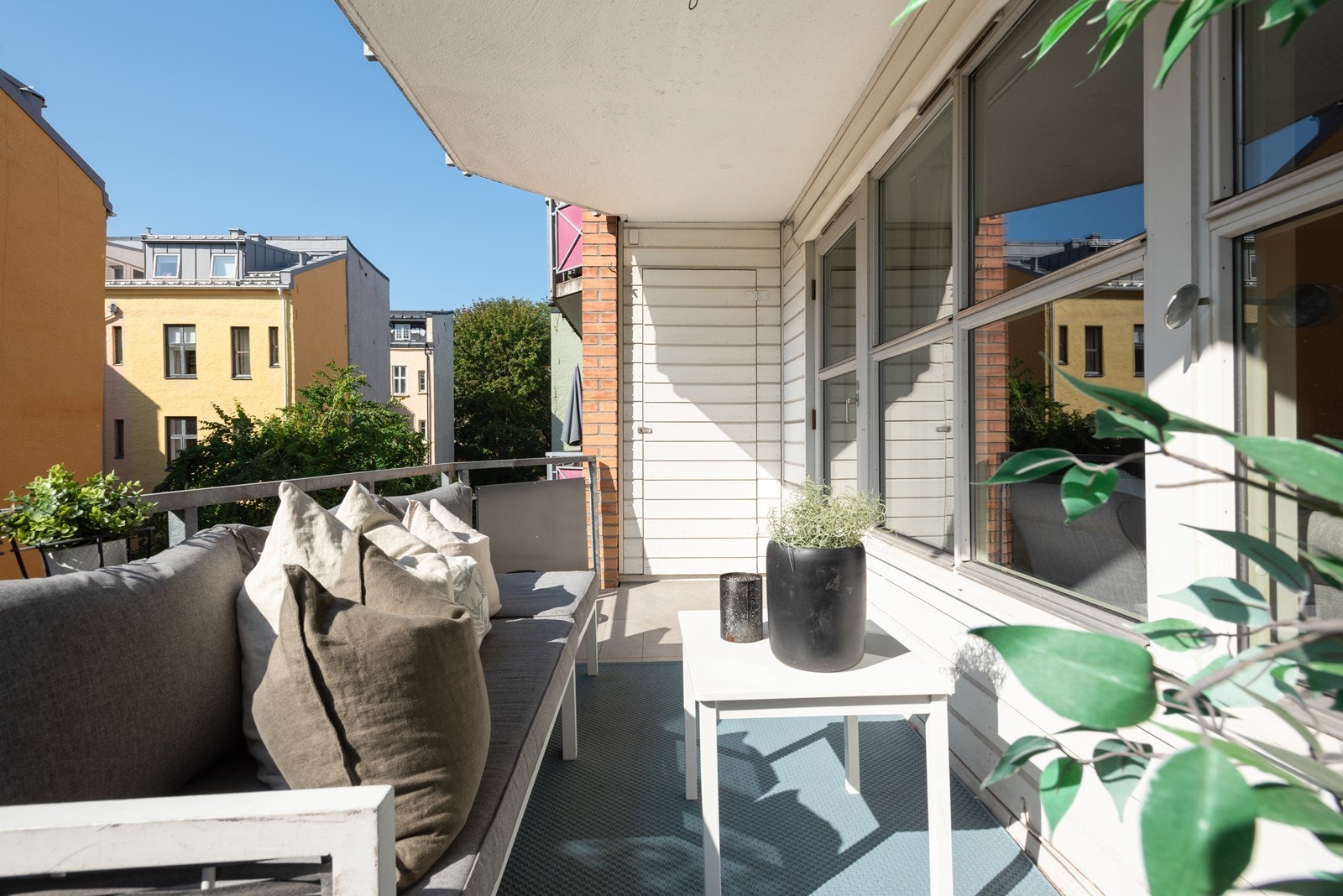 Leiligheten har 2 solrike balkonger, en med utgang fra stuen på 9 kvm og en fra kjøkken på 2 kvm Galleribilde