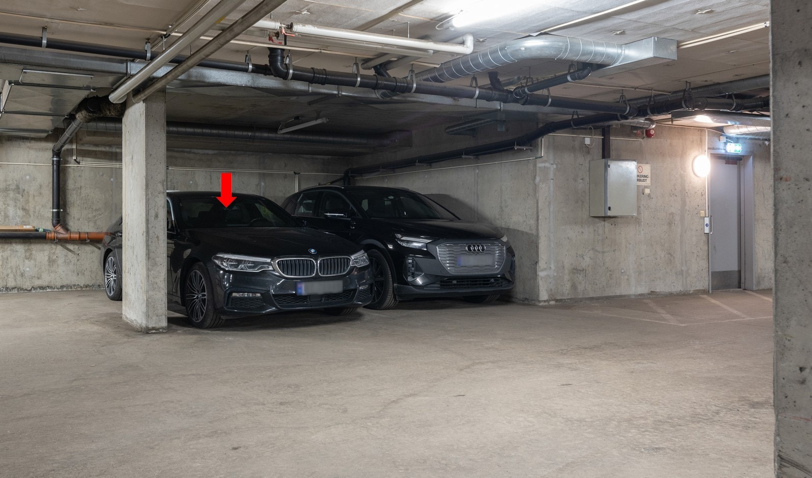 Garasjeplass med lader som kan kjøpes separat Galleribilde