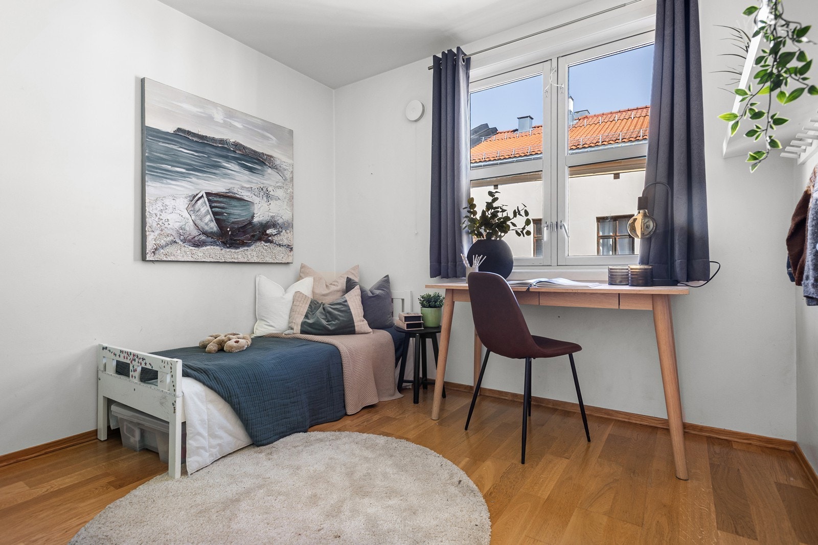 Soverom 2 med plass til dobbeltseng, nattbord og skap Galleribilde