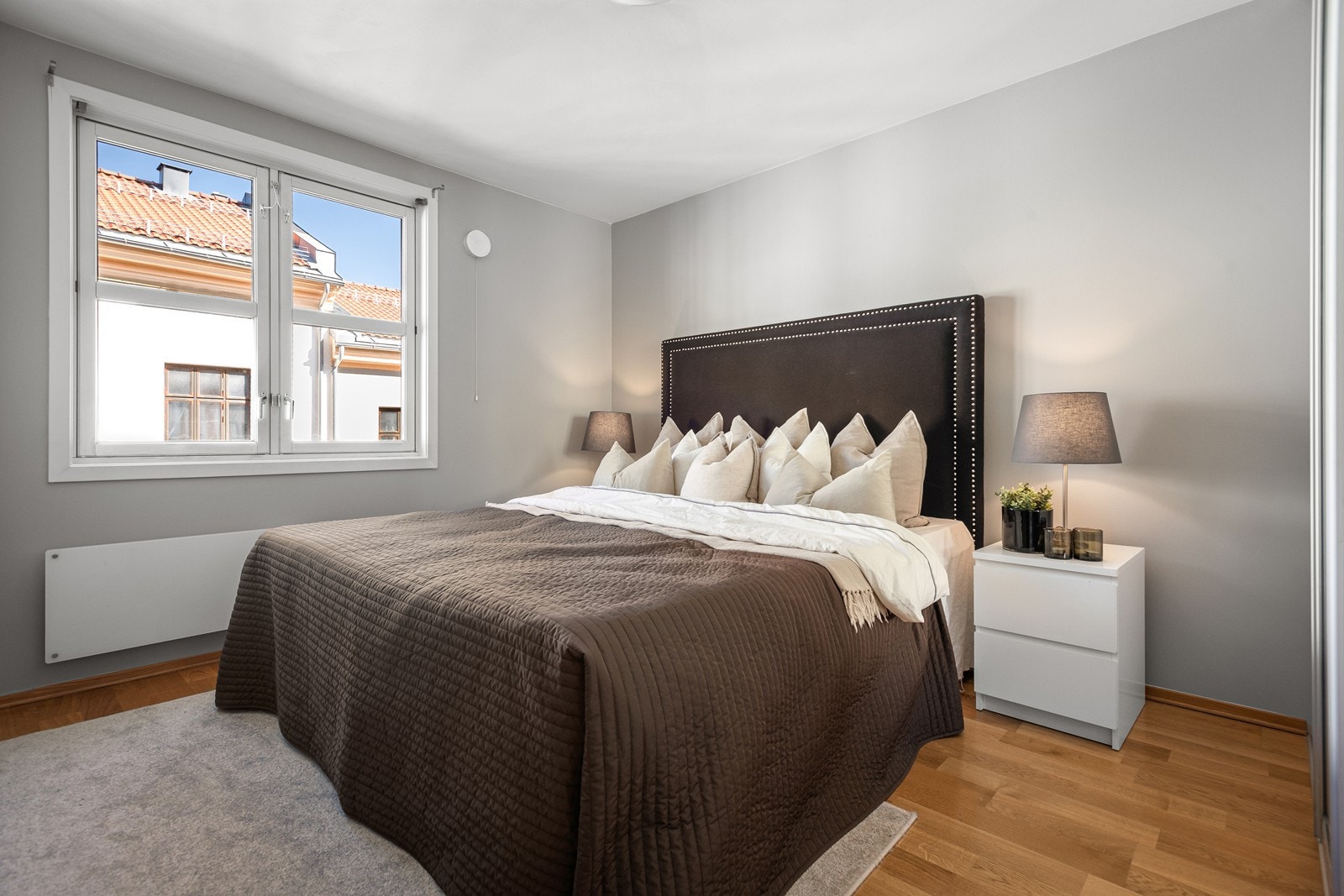Stort soverom 1 med plass til dobbeltseng, nattbord på begge sider og skap Galleribilde