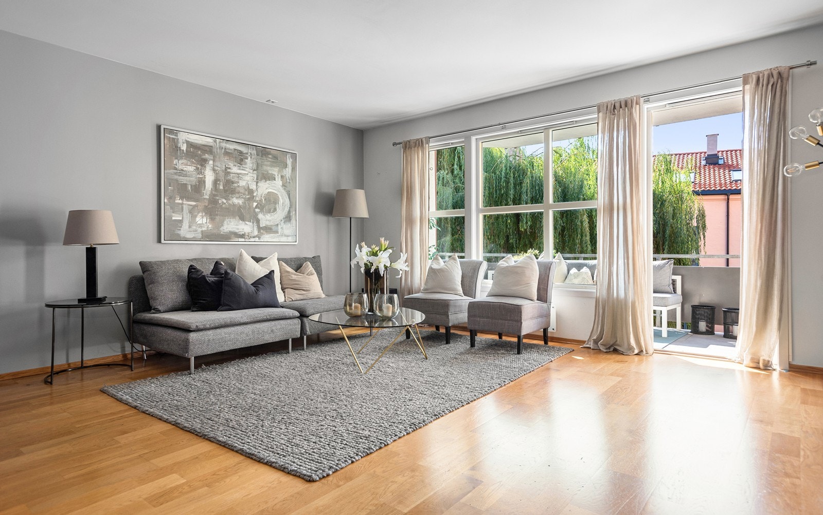 En lys og lekker andelsleilighet som inneholder stor og luftig stue med plass til sofa, sofabord, spisebord og tilhørende møblement, 2 soverom, separat kjøkken og bad Galleribilde