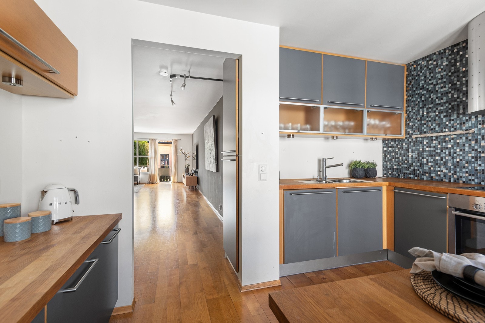 Flott separat kjøkken med utgang til balkong Galleribilde