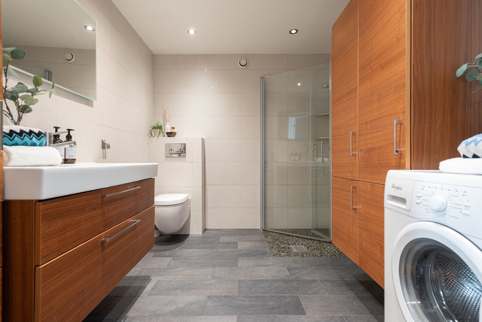 Stort bad med varme i gulv og opplegg for vaskemaskin Galleribilde